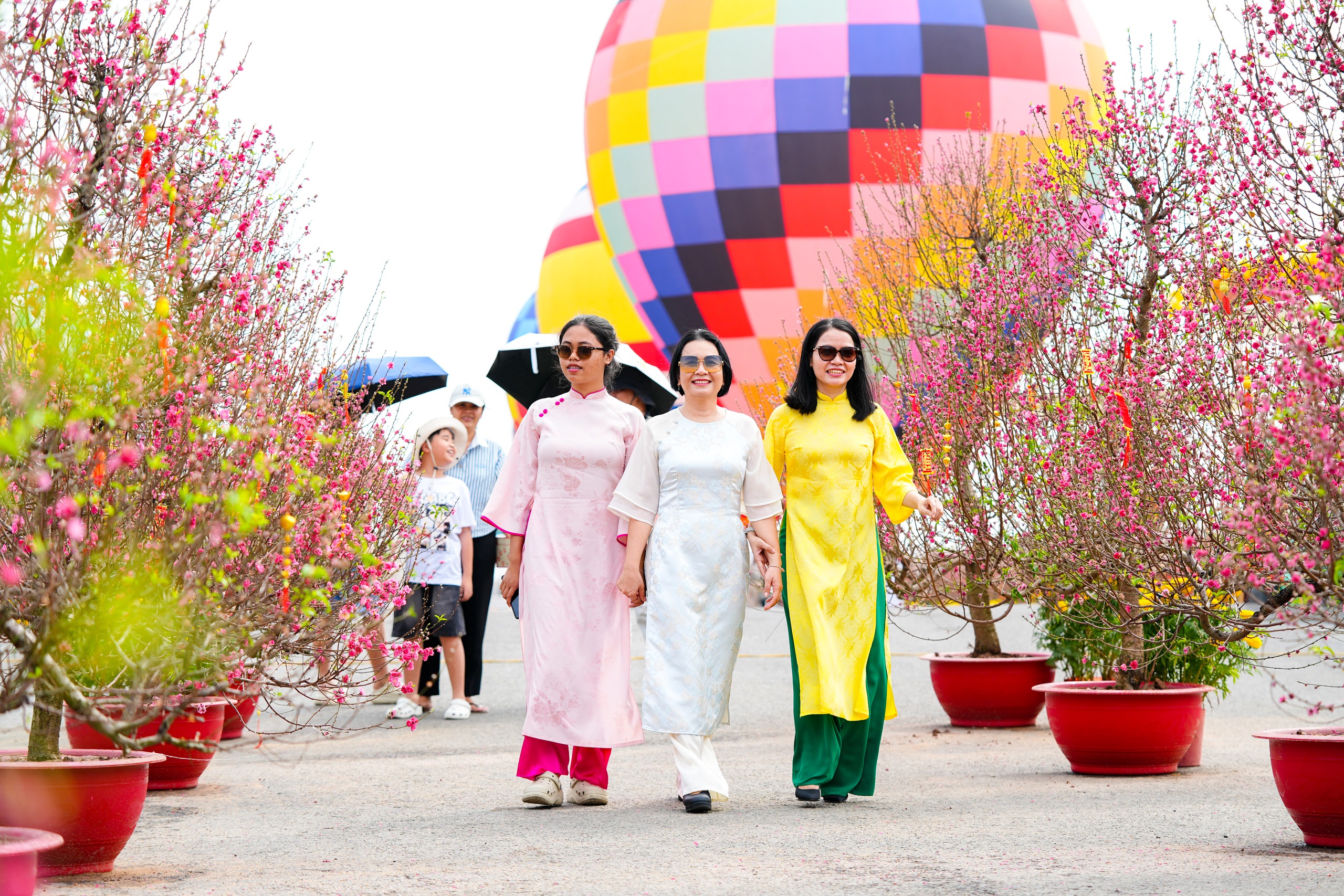 Mùng 3 Tết, Lễ hội xuân Cần Giờ tại Vinhomes Green Paradise đông vui vượt mong đợi - Ảnh 7. Mùng 3 Tết, Lễ hội xuân Cần Giờ tại Vinhomes Green Paradise đông vui vượt mong đợi - Ảnh 9.