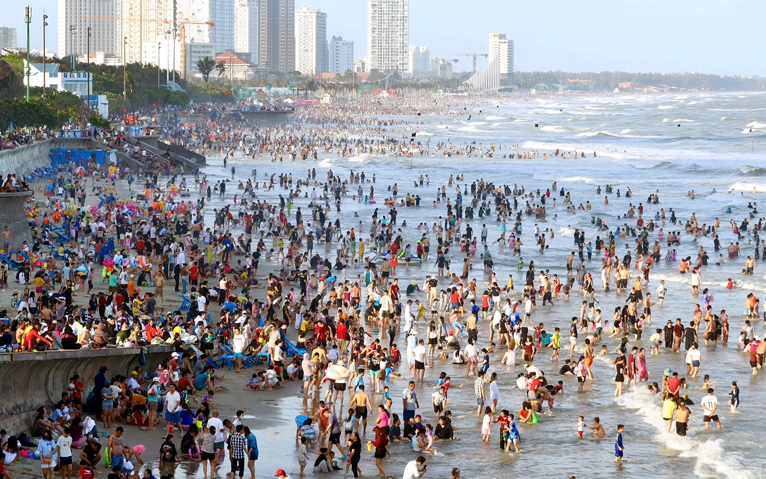 Vũng Tàu đón gần 40.000 khách du xuân, Bãi Sau chật cứng người tắm biển