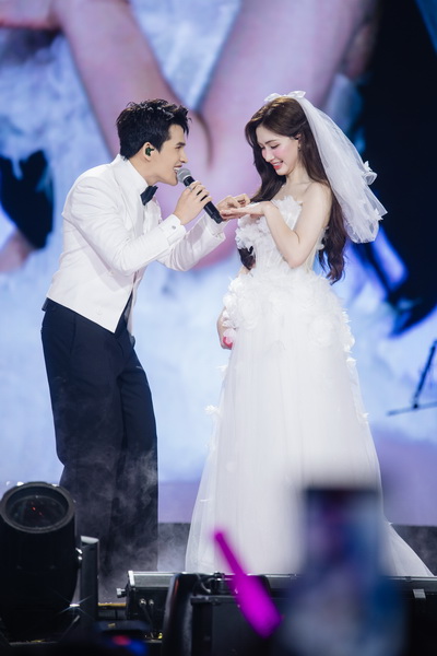 Hòa Minzy khiến khán giả thót tim vì đu dây không đeo đai an toàn- Ảnh 4. Hòa Minzy khiến khán giả thót tim vì đu dây không đeo đai an toàn- Ảnh 4.