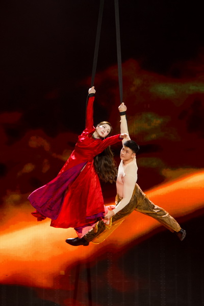 Hòa Minzy khiến khán giả thót tim vì đu dây không đeo đai an toàn- Ảnh 1. Hòa Minzy khiến khán giả thót tim vì đu dây không đeo đai an toàn- Ảnh 1.