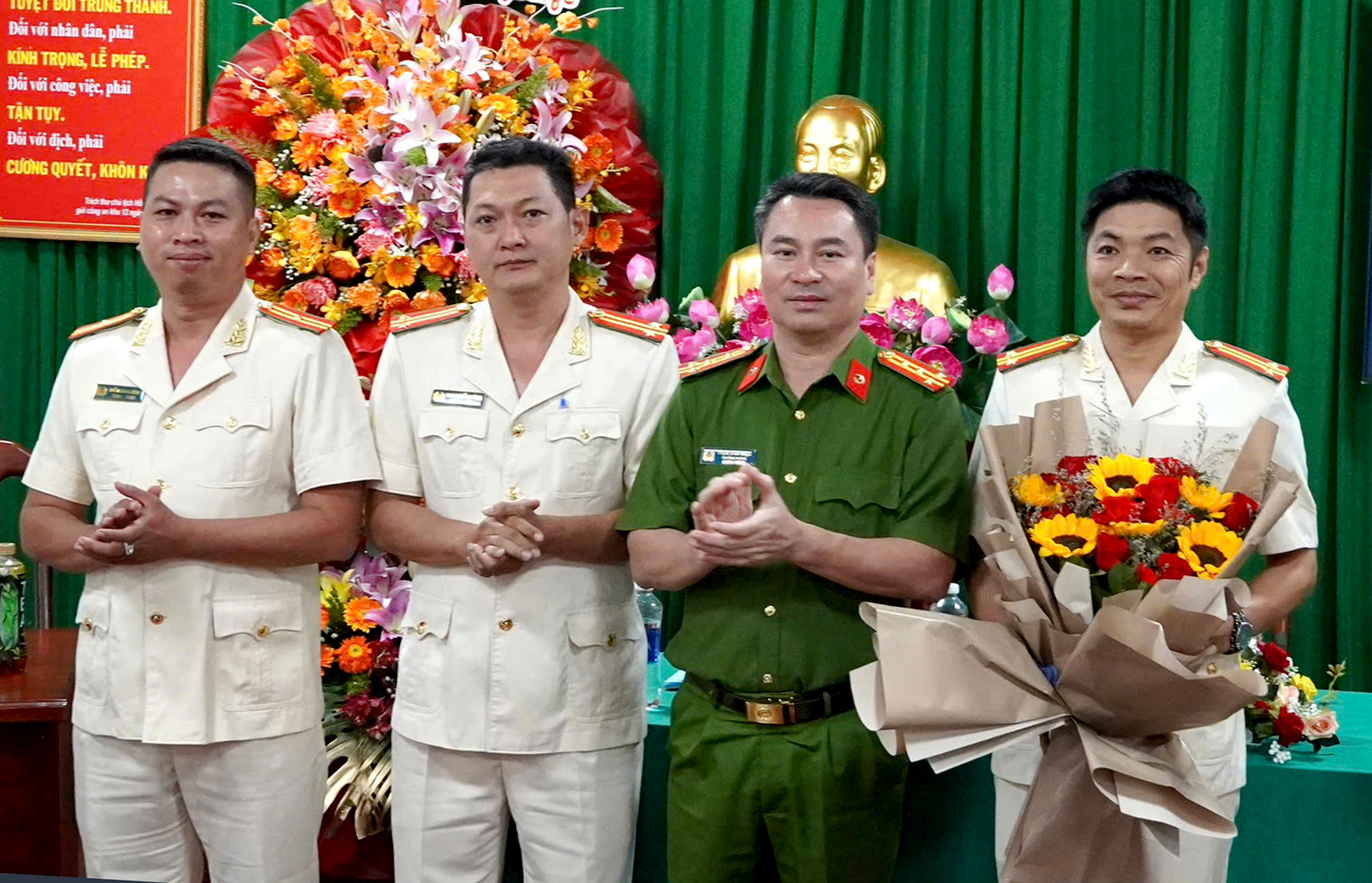 Những cánh tay nối dài xây mối quan hệ mật thiết giữa Đảng và dân - Ảnh 21.