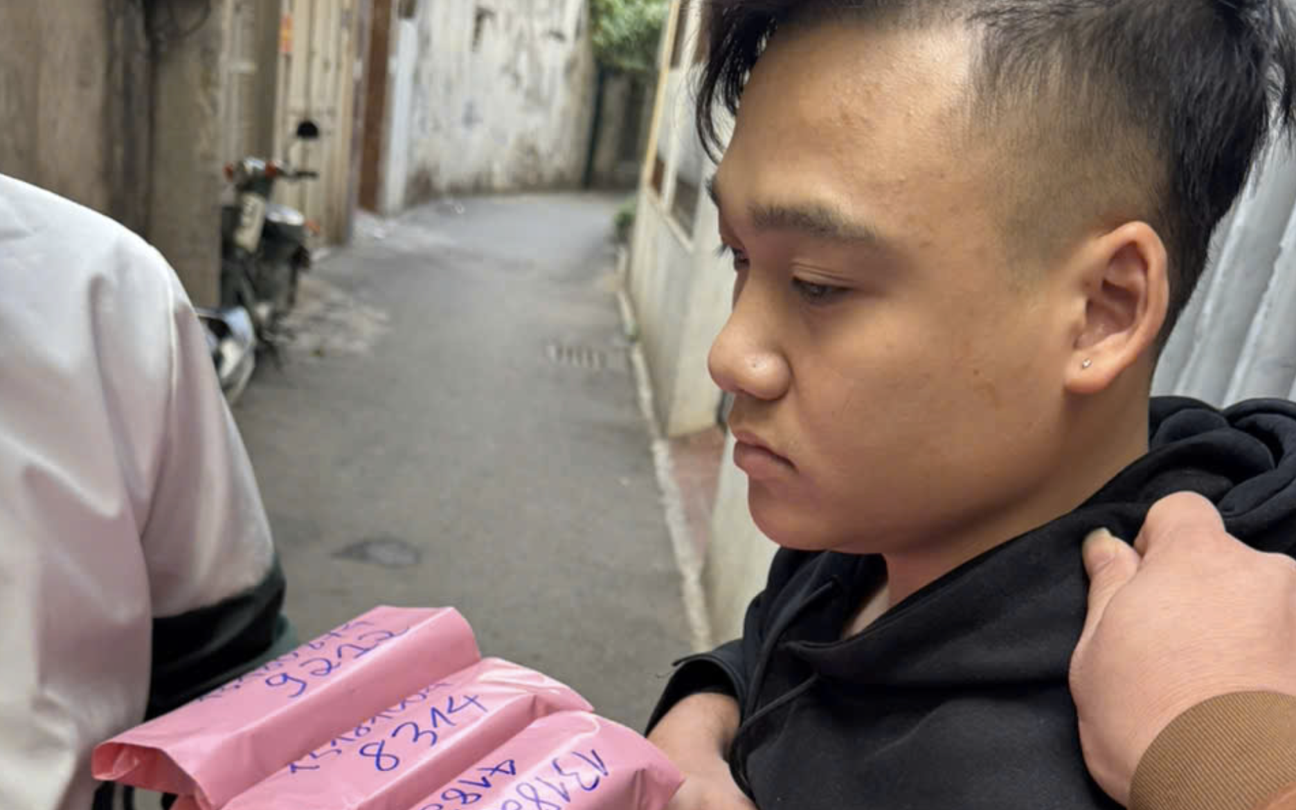 Vietnam police dismantle major drug ring, arrest 11 traffickers  - Ảnh 1.