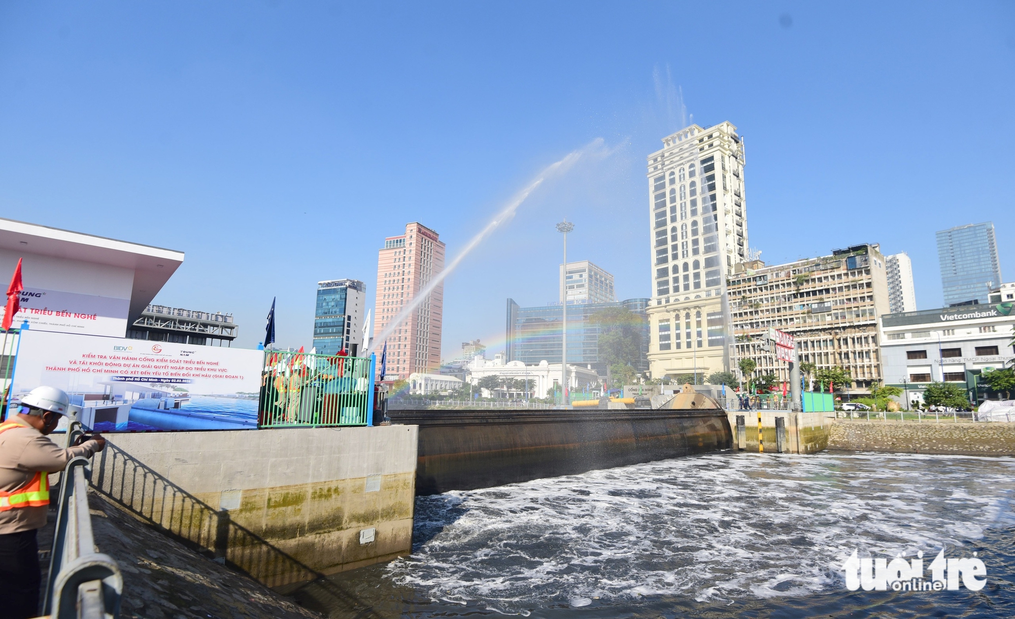 ngăn triều 10.000 tỉ - Ảnh 1.