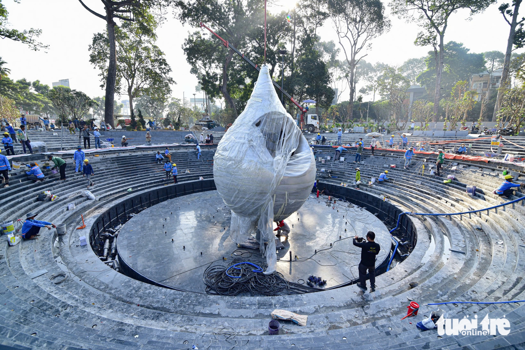 Lắp biểu trưng hình giọt nước tại công viên số 1 Lý Thái Tổ - Ảnh 1.