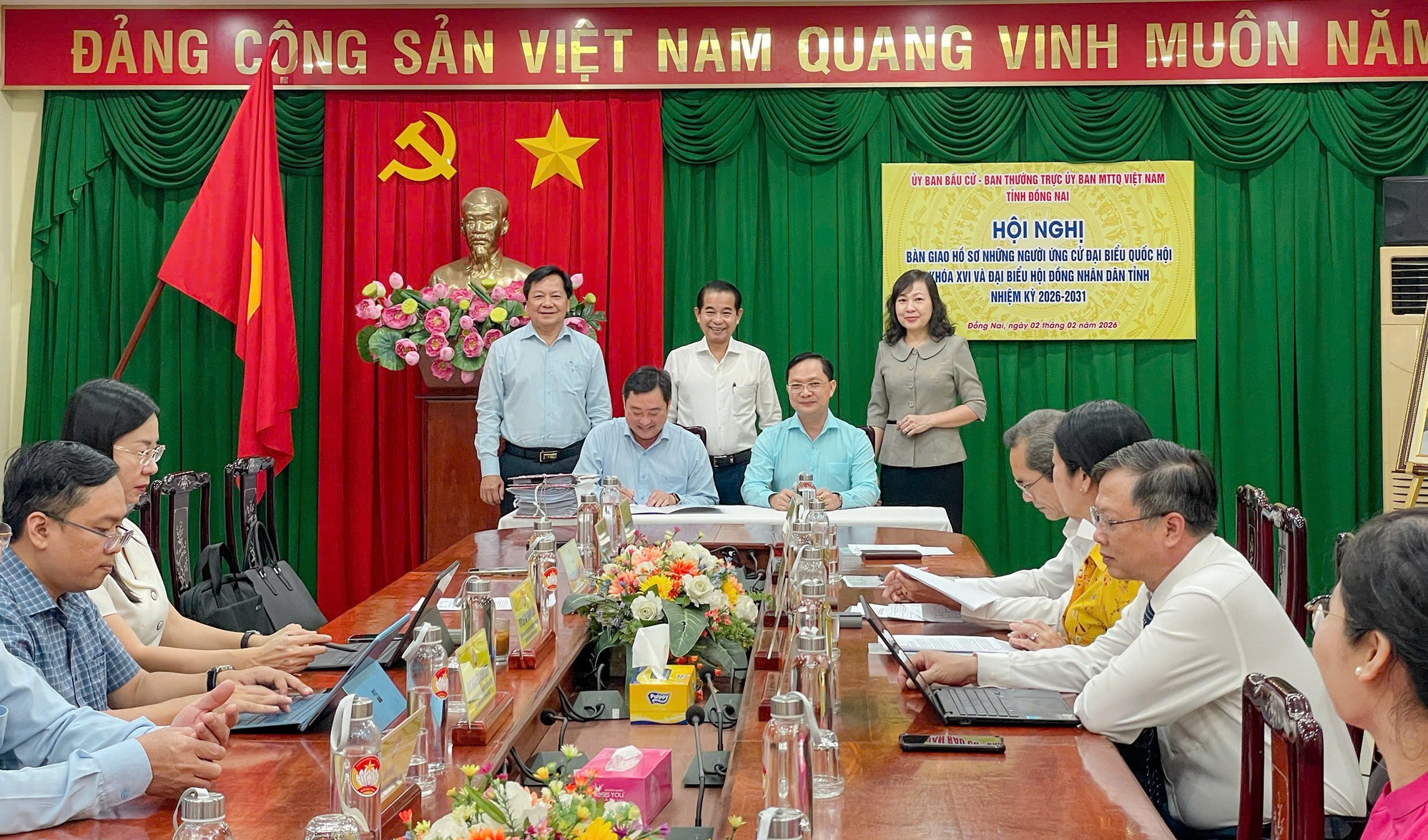 Đồng Nai bàn giao hồ sơ người ứng cử đại biểu Quốc hội và HĐND để Mặt trận hiệp thương - Ảnh 1.