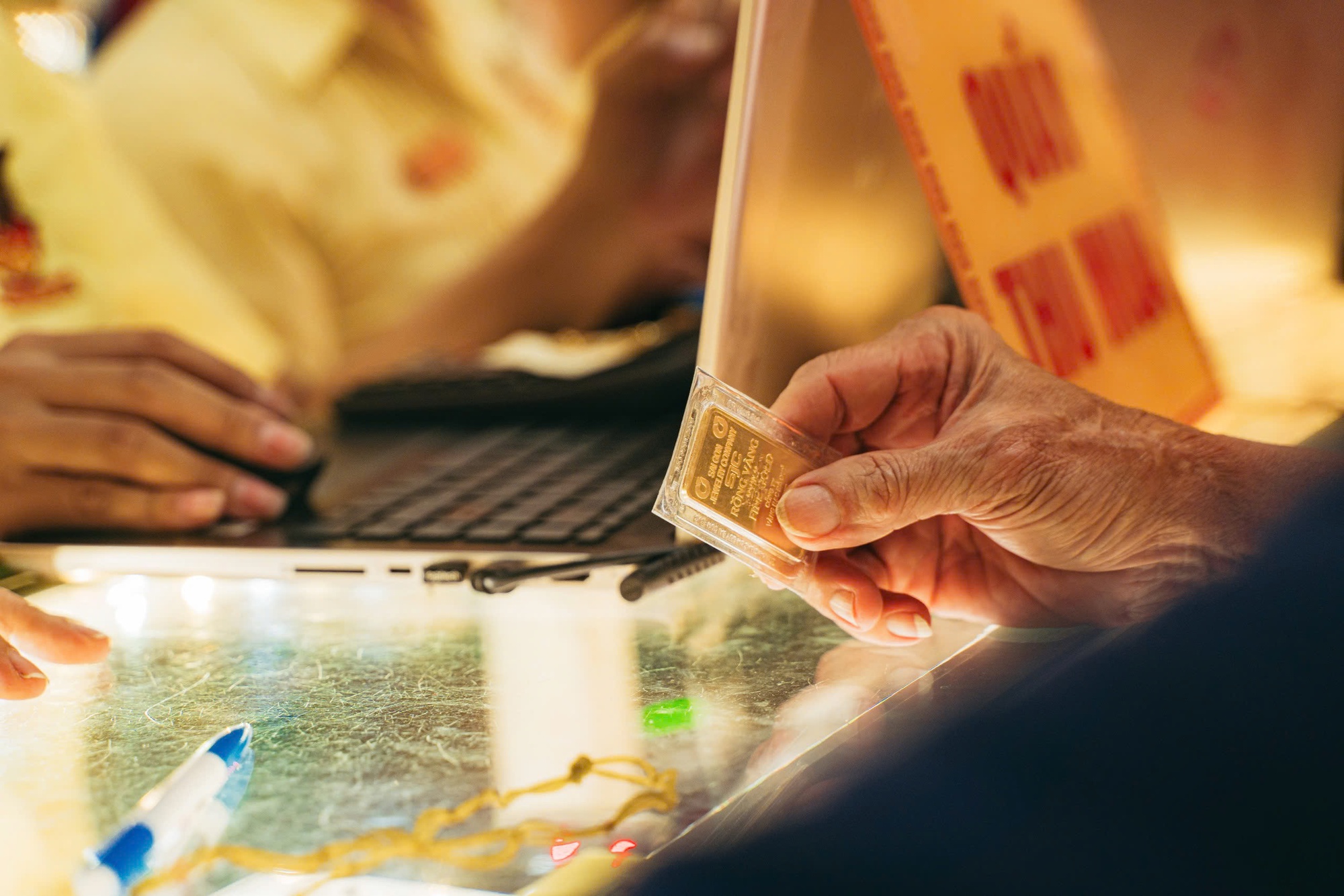 Giá vàng giảm về 167 triệu đồng/lượng rồi hồi phục nhanh - Ảnh 1.