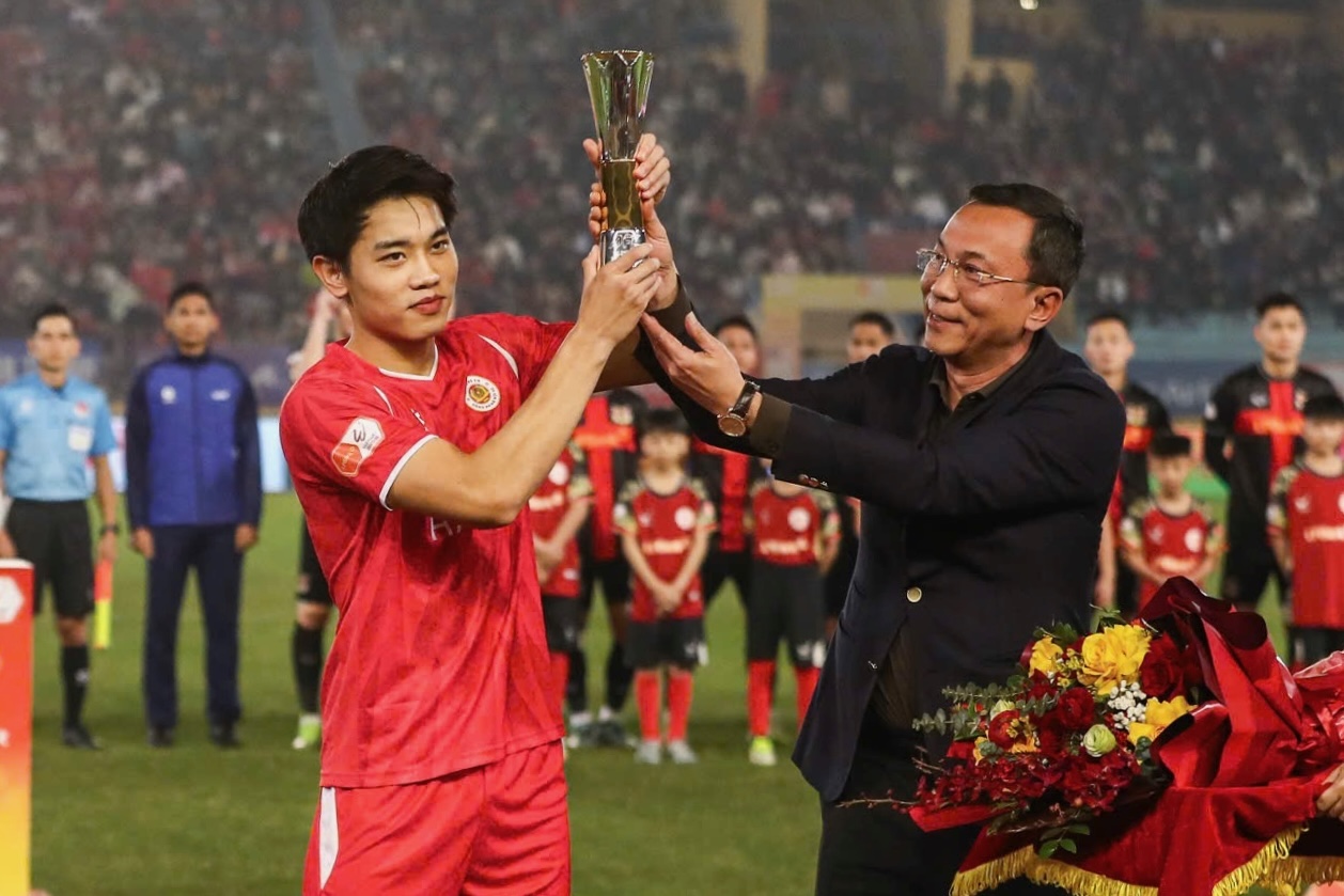 View - Vietnam’s Dinh Bac receives Asian U23 Golden Boot as late goal ruled out in V.League 1 win
