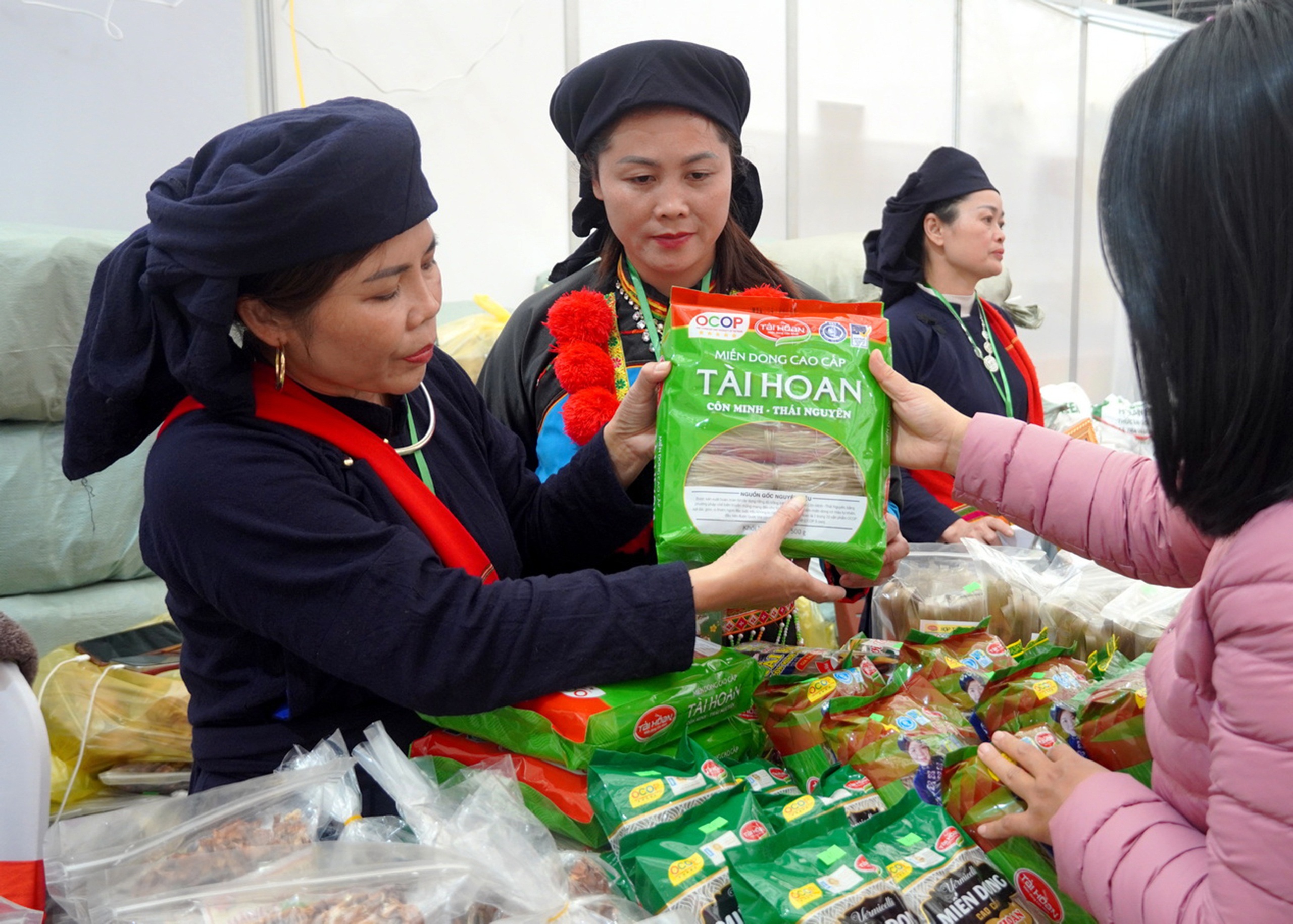 Sản vật vùng miền quy tụ tại Hội chợ mùa xuân - Ảnh 4.