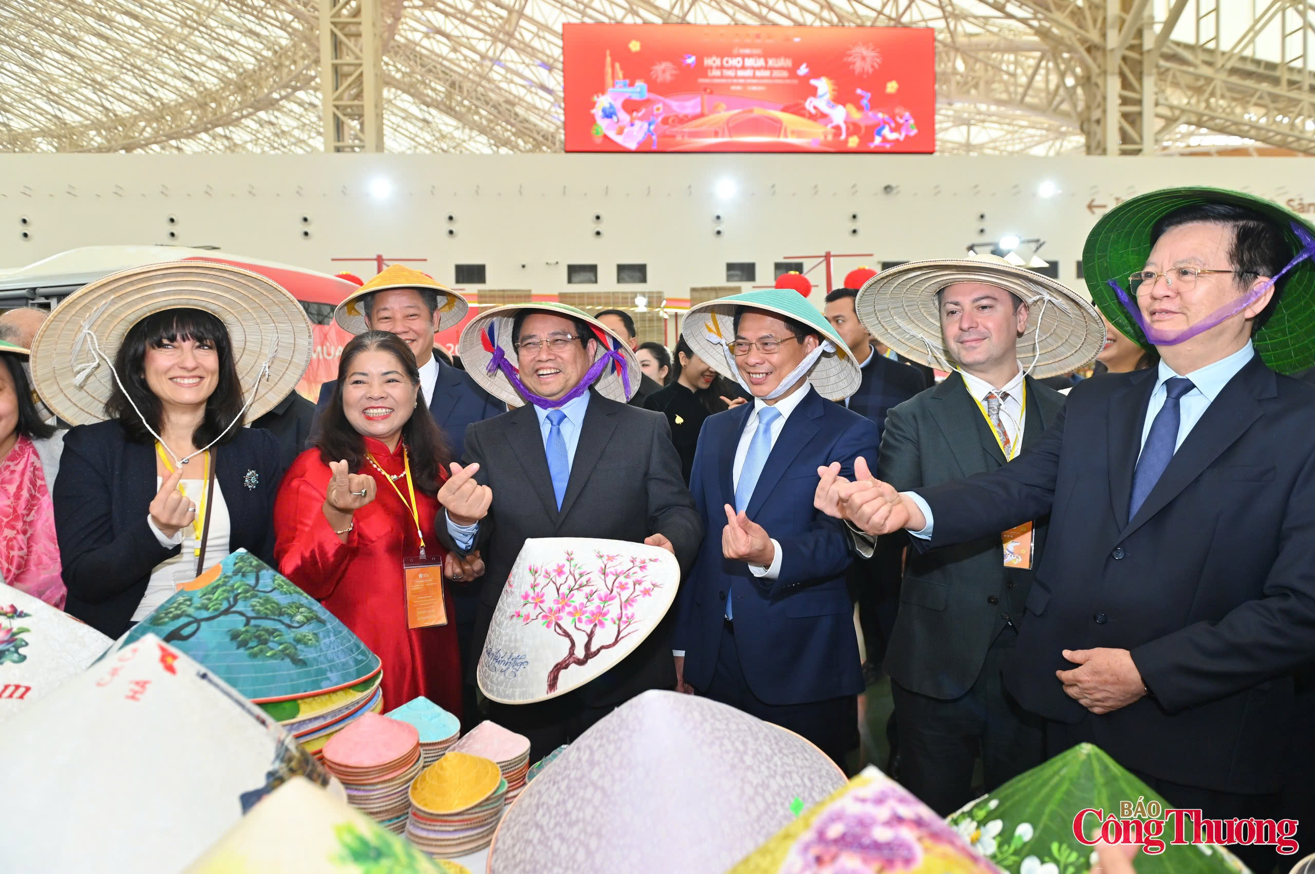 Thủ tướng nếm xôi cốm, kẹo cu đơ, trải nghiệm viết thư pháp tại Hội chợ Mùa Xuân - Ảnh 5.