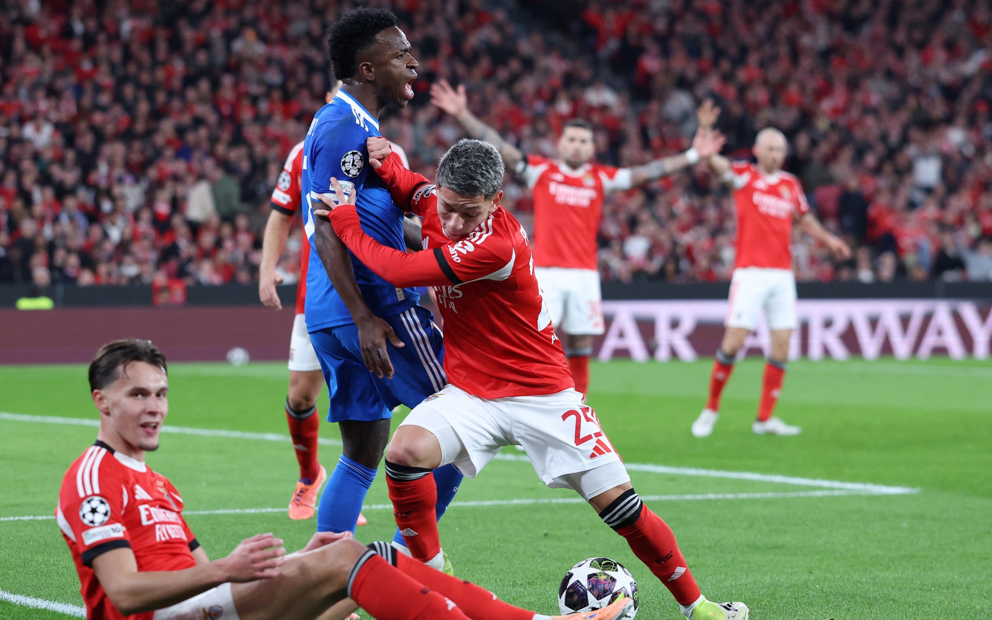 UEFA điều tra cáo buộc phân biệt chủng tộc, FIFA thảo luận 'Luật Prestianni'