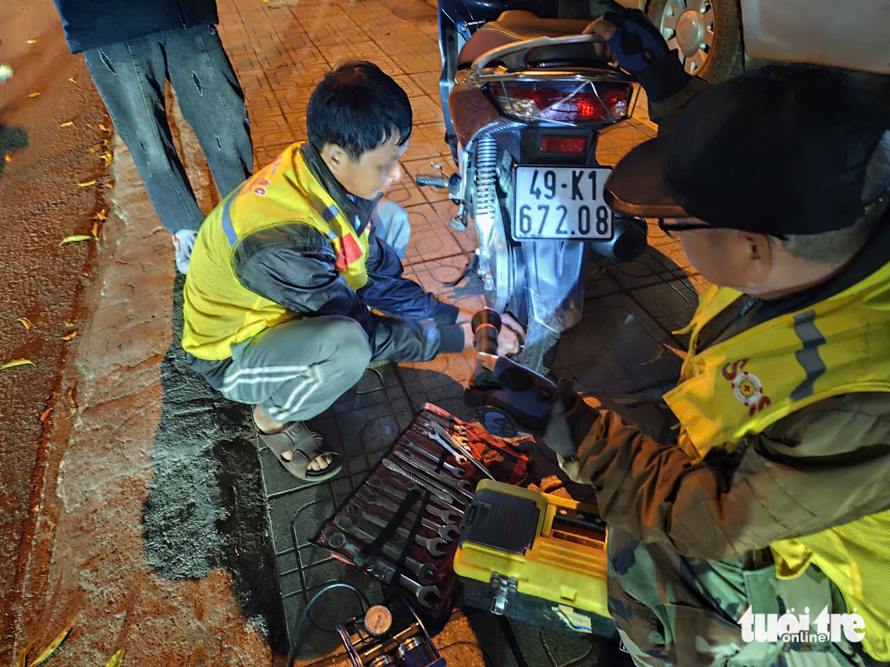 SOS Bảo Lộc vá xe miễn phí xuyên đêm cho khách du xuân - Ảnh 1.