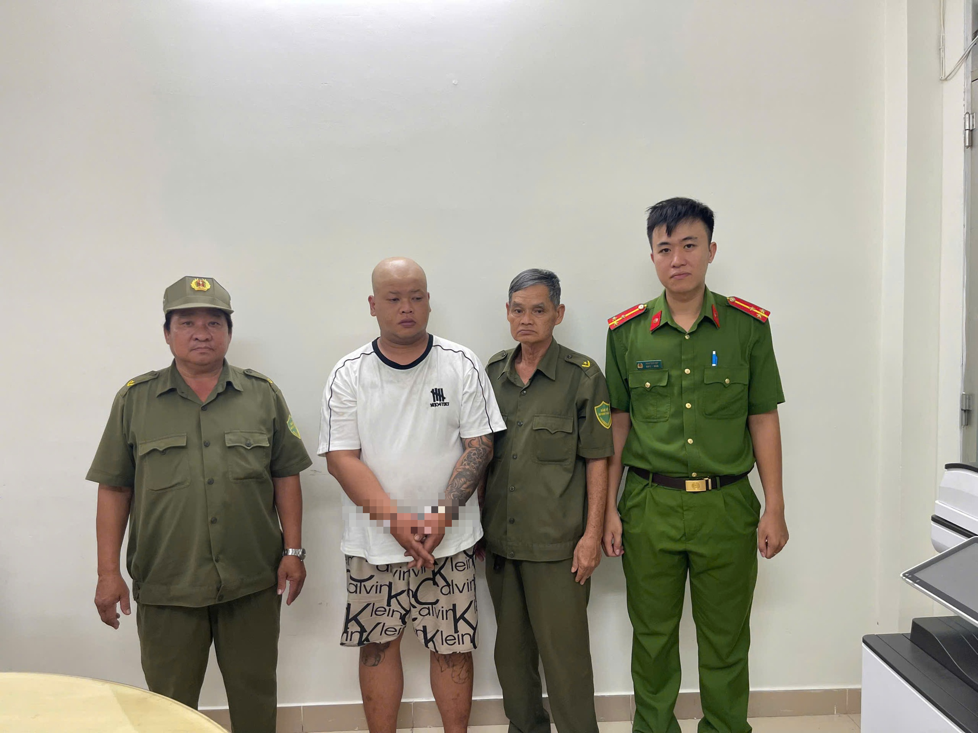 giật điện thoại - Ảnh 1.