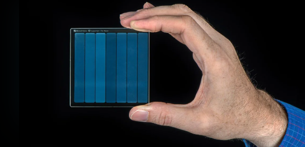 Chia tay ổ cứng? Microsoft tạo 'ổ lưu trữ' bằng kính sống 10.000 năm - Ảnh 1. Microsoft - Ảnh 1.