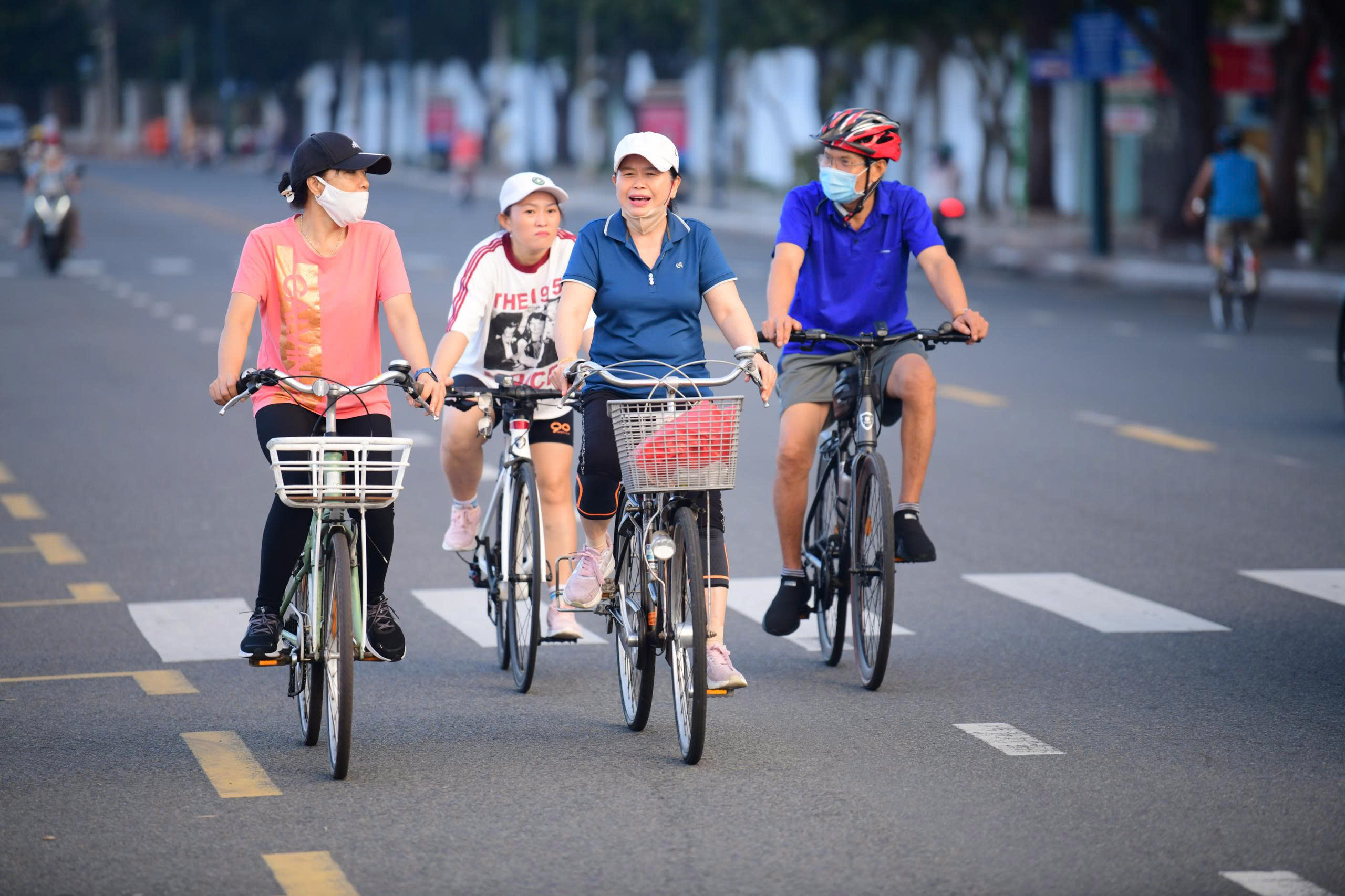 Thời tiết hôm nay 21-2: Nắng nóng oi bức ở Nam Bộ, Bắc Bộ trưa chiều nắng - Ảnh 1.