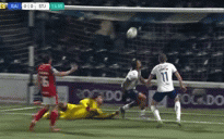 Cầu thủ St Johnstone gây sốt với pha phá bóng khó tin, cứu thua cho đối thủ