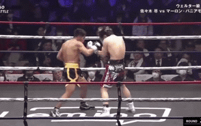 Nữ võ sĩ giả vờ chạm găng, lén lút tung 2 cú đá liên tiếp hạ knock-out đối thủ sau 6 giây - Ảnh 1.