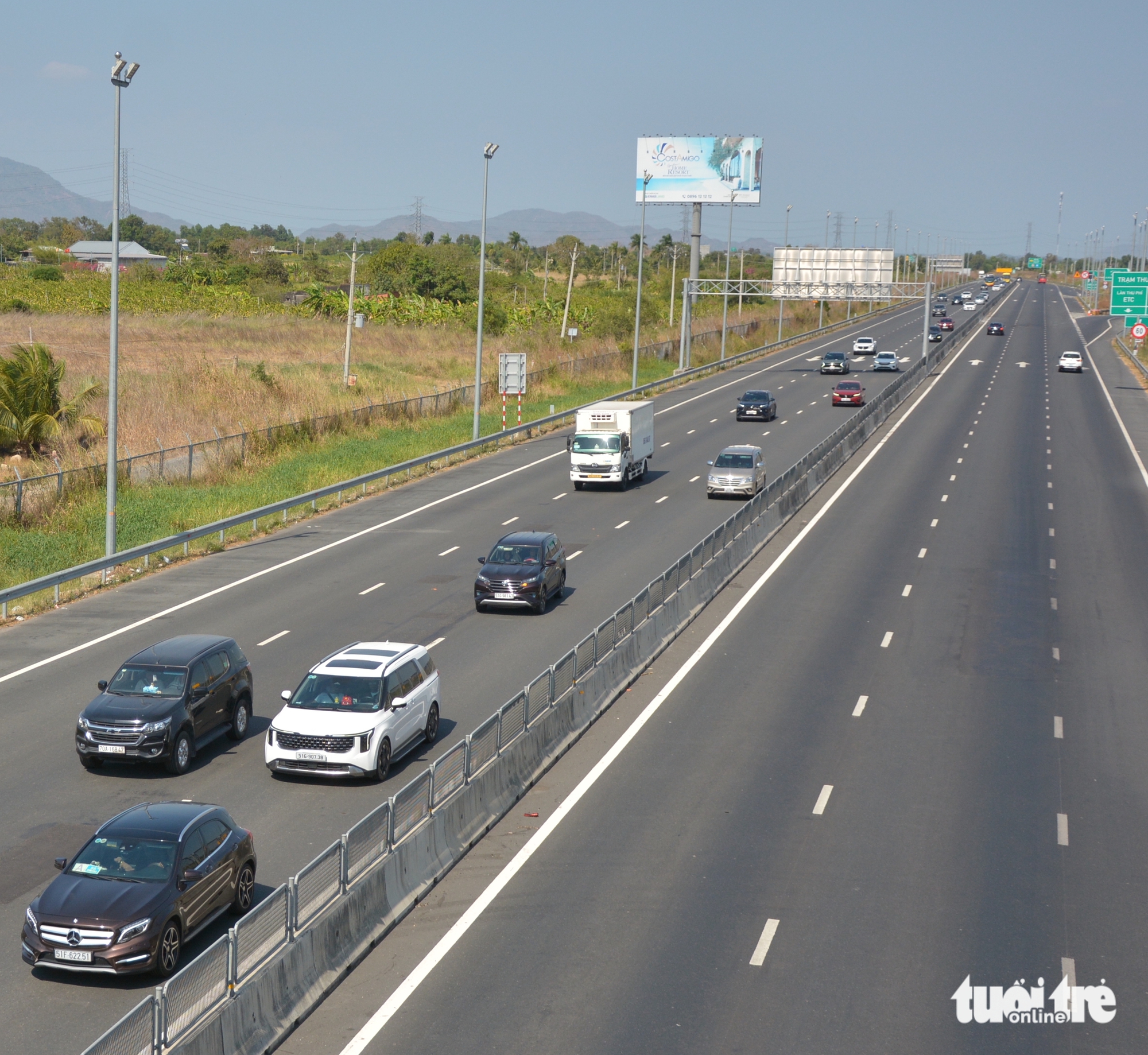 Xe cộ đông đúc trở lại sau Tết, cấm xe tại nút giao vào cao tốc Phan Thiết - Dầu Giây - Ảnh 1.