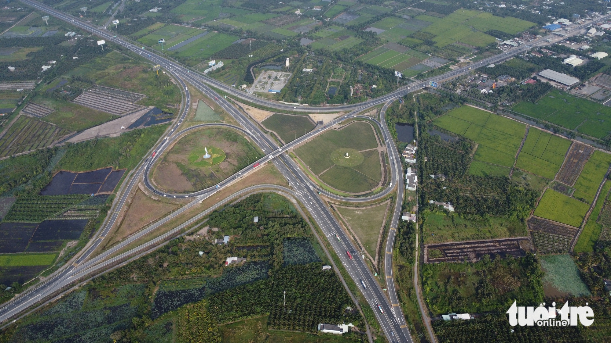 Quốc lộ 1 ùn ứ, tài xế tìm đường vào cao tốc TP.HCM - Trung Lương dù đã bị chặn - Ảnh 5.