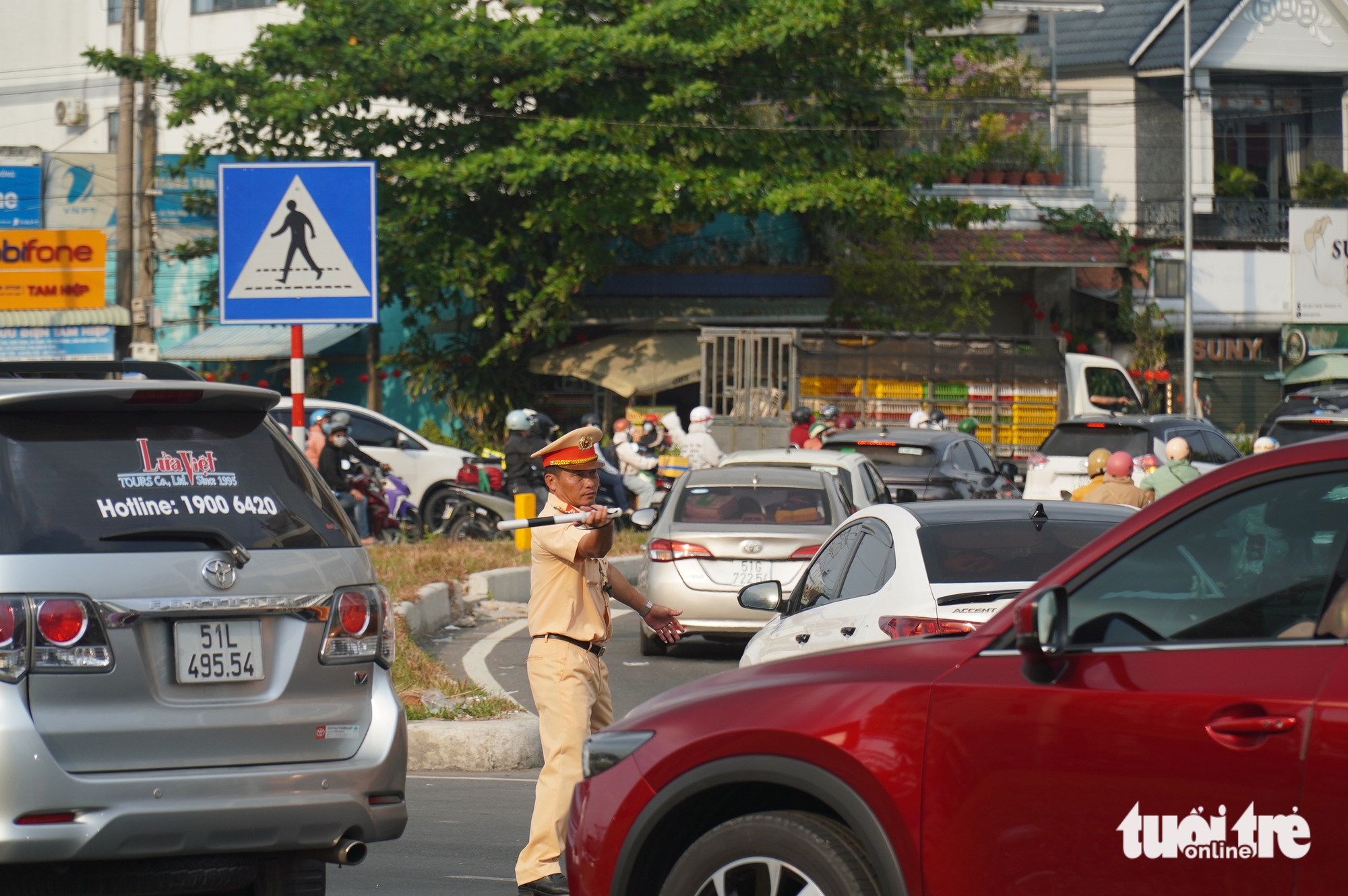 Quốc lộ 1 ùn ứ, tài xế tìm đường vào cao tốc TP.HCM - Trung Lương dù đã bị chặn - Ảnh 6.