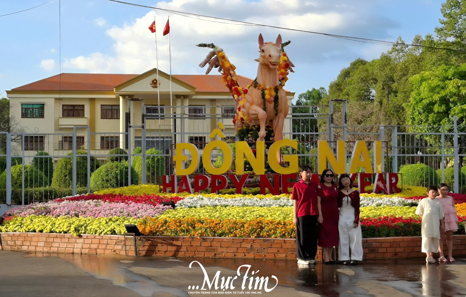 Không khí mùa xuân thêm rộn ràng với linh vật ngựa tại phường Bình Phước (Đồng Nai)- Ảnh 1.