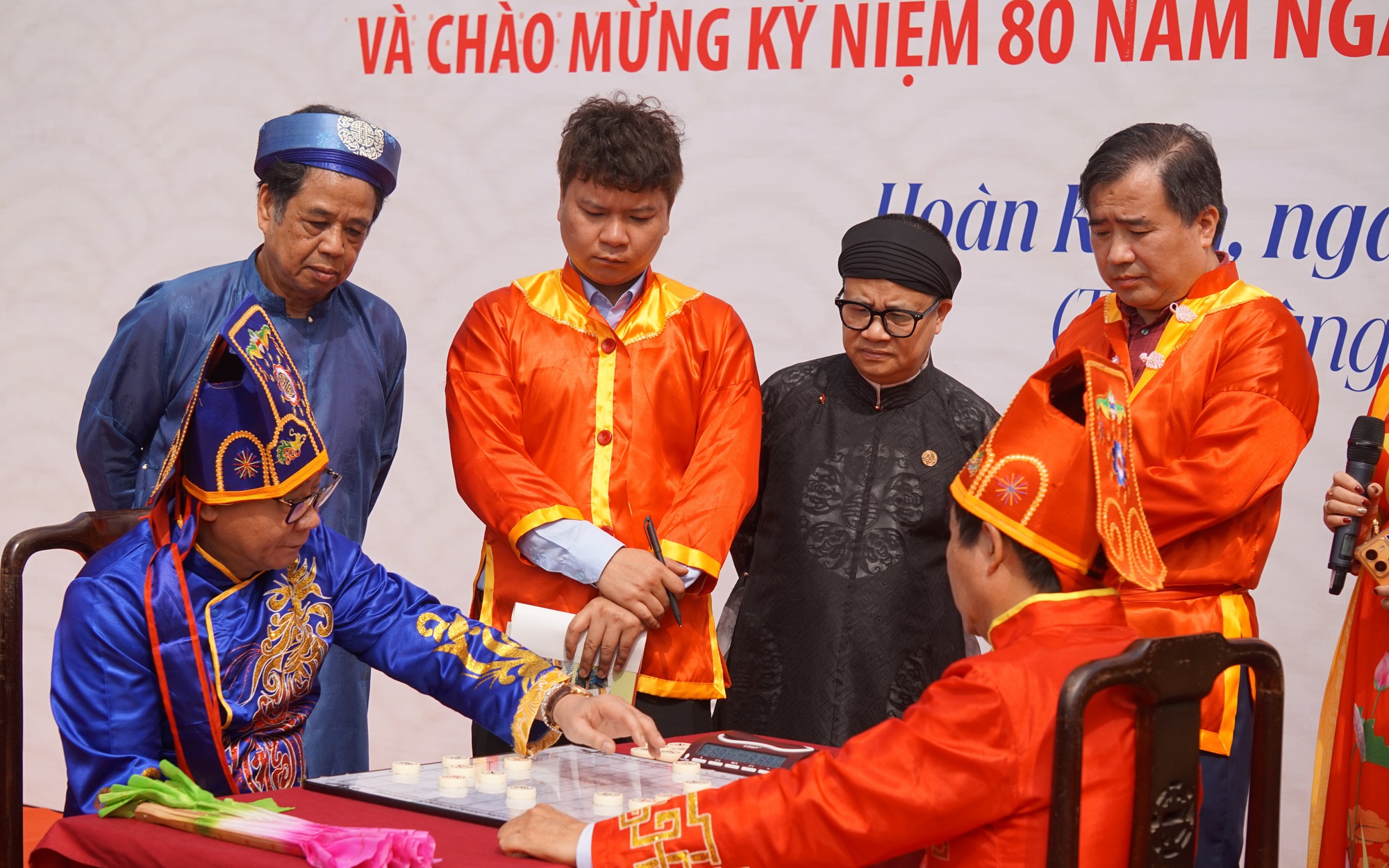 Lễ Hội Cờ Người Độc Đáo Bên Hồ Hoàn Kiếm Thu Hút Du Khách