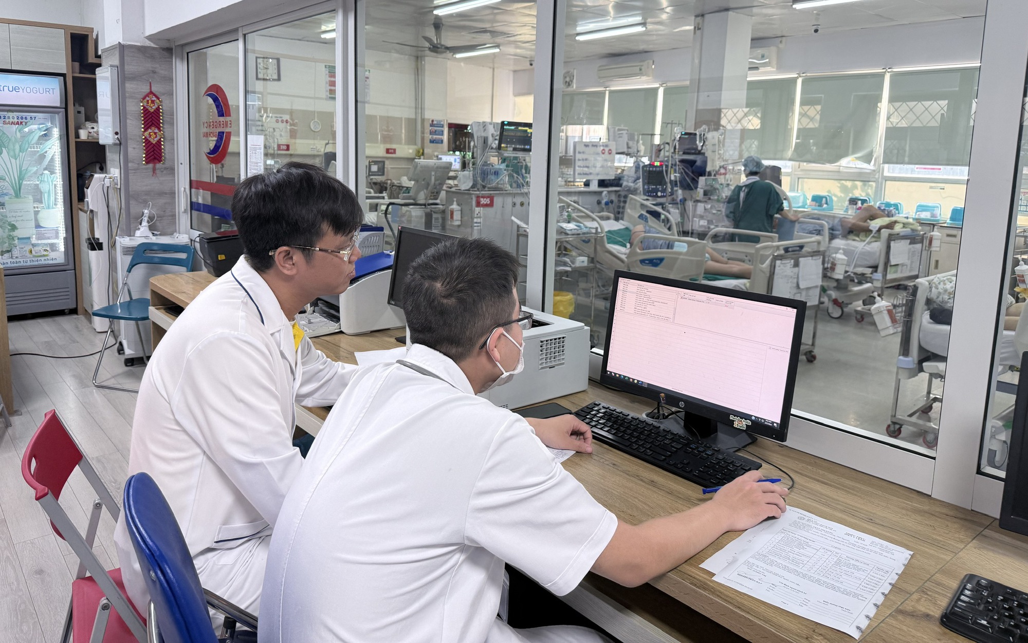 Bệnh viện Bạch Mai và Việt Đức quá tải sau Tết: Bệnh lý nội khoa và chấn thương pháo nổ tăng mạnh