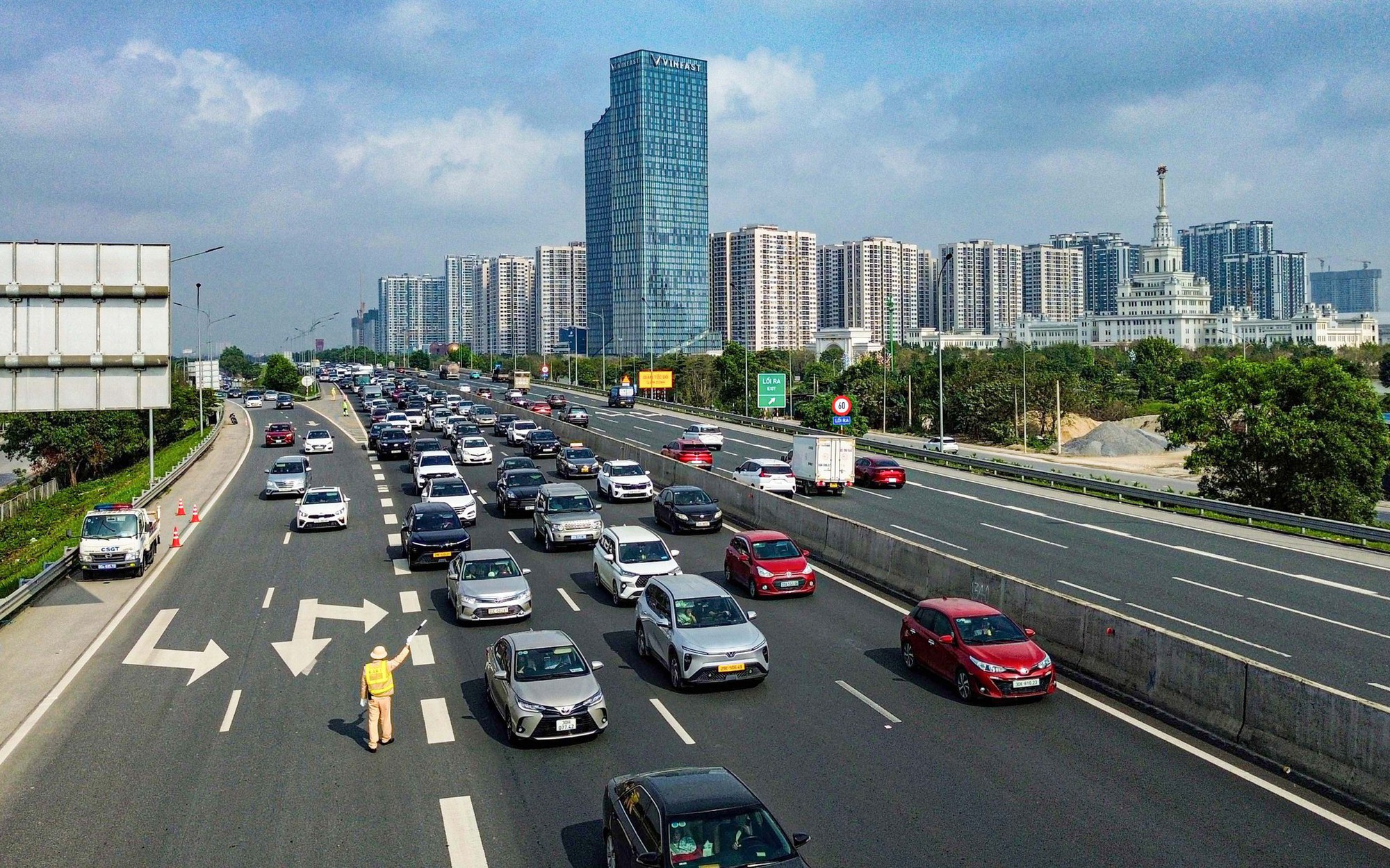Thủ tướng chỉ đạo tăng cường an toàn giao thông sau Tết 2026, khen ngợi lực lượng công an
