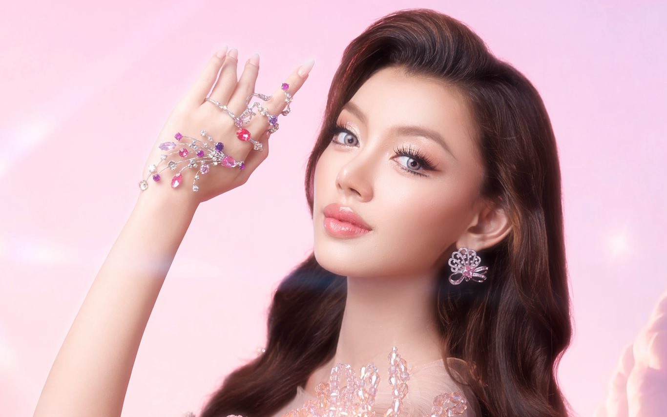 Thae Su Nyein Gây Bất Ngờ Khi Thi Miss Cosmo 2026 Sau Ồn Ào Miss Grand