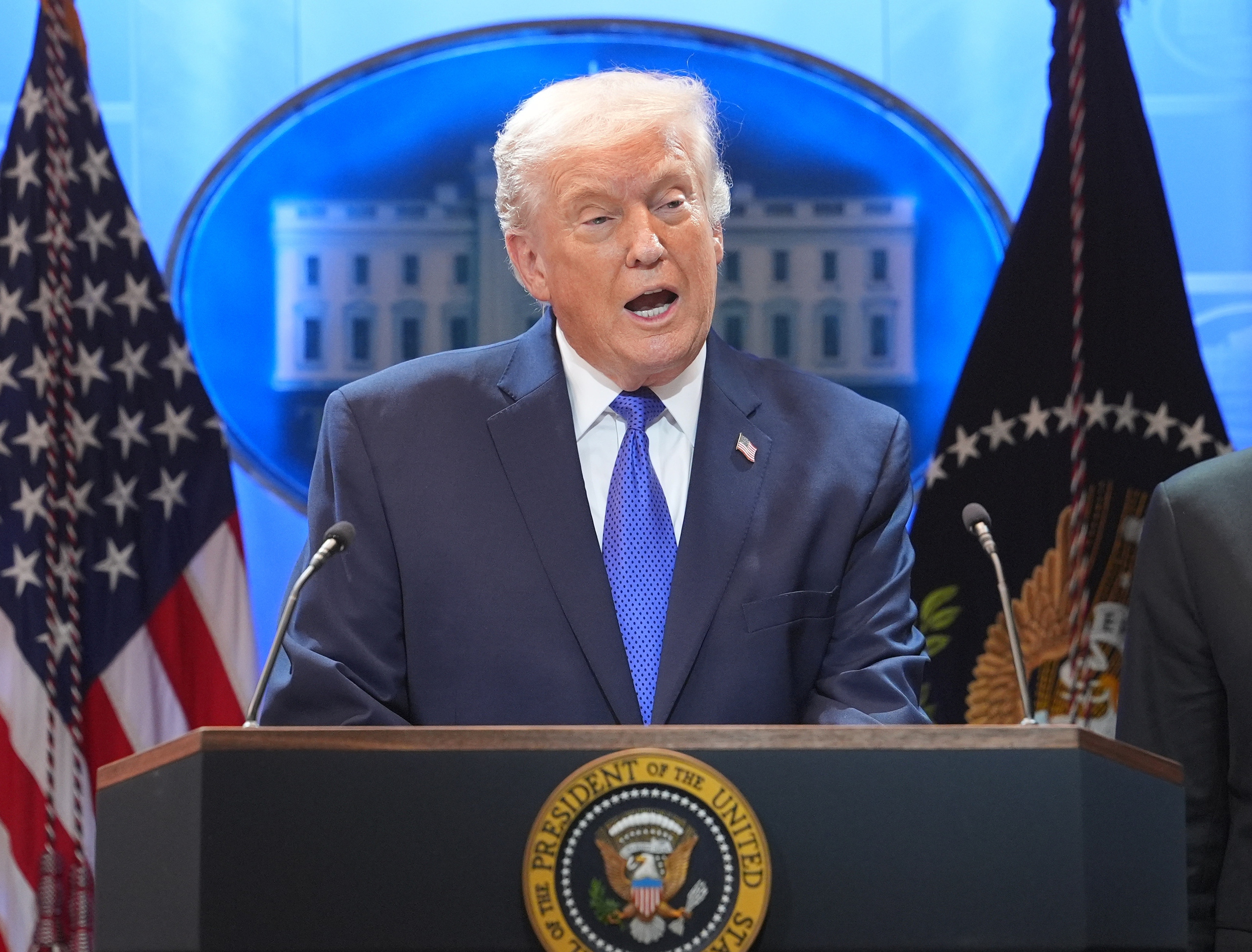 Ông Trump công bố kế hoạch gửi tàu bệnh viện Mỹ đến Greenland giữa lúc căng thẳng địa chính trị