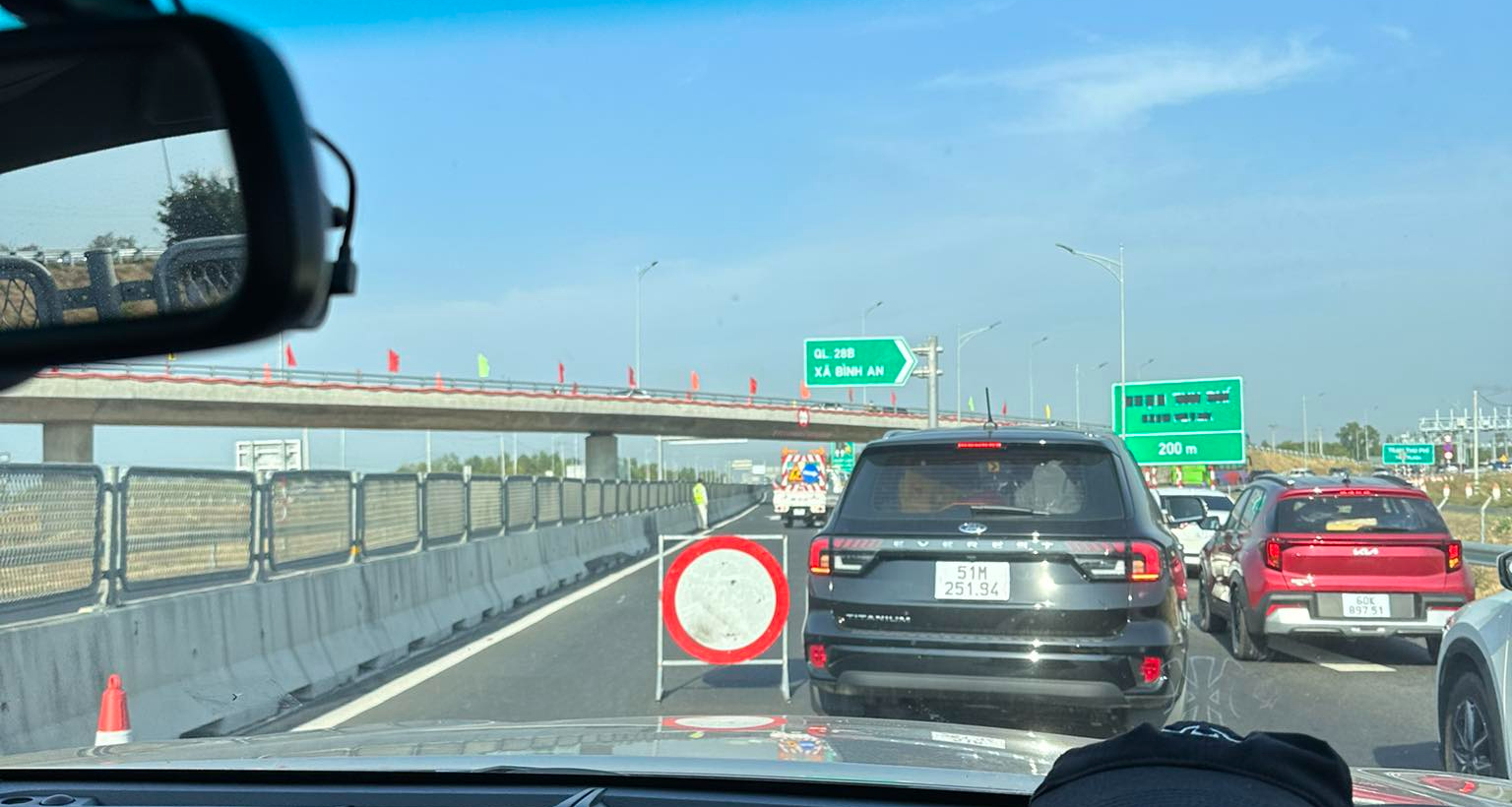 Luân phiên đóng, mở nhiều đoạn cao tốc từ Lâm Đồng về TP.HCM để tránh ùn ứ - Ảnh 1.