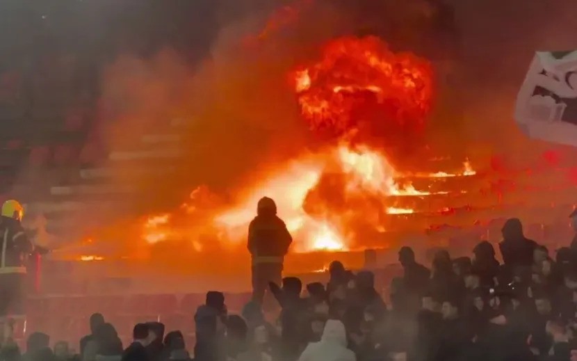 Hỗn loạn tại Derby Serbia: Khán đài bốc cháy, trận đấu tạm dừng