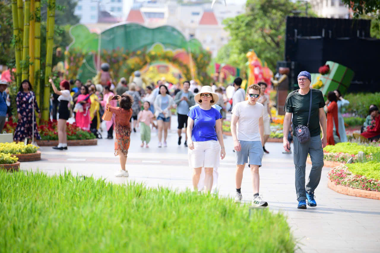 Hơn 1,8 triệu lượt khách tham quan, thưởng lãm Đường hoa Nguyễn Huệ 2026 - Ảnh 5.