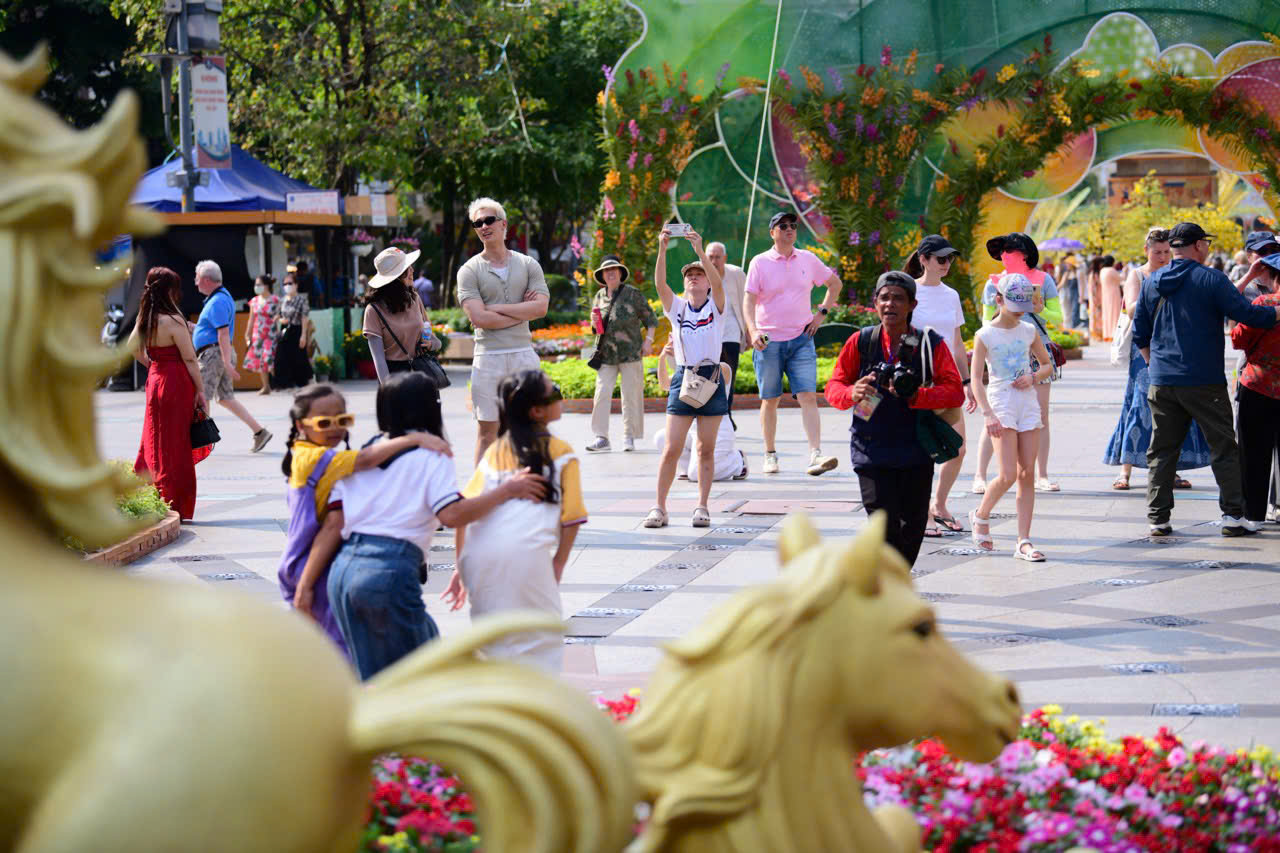 Hơn 1,8 triệu lượt khách tham quan, thưởng lãm Đường hoa Nguyễn Huệ 2026 - Ảnh 6.