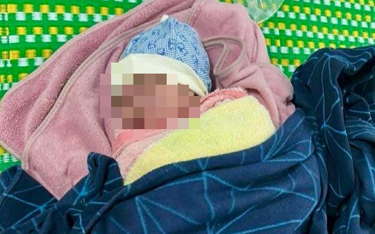 Bé gái 5 tuổi bị bỏ rơi trước cổng cơ sở bảo trợ ở Củ Chi, xã ra thông báo tìm thân nhân - Ảnh 1.