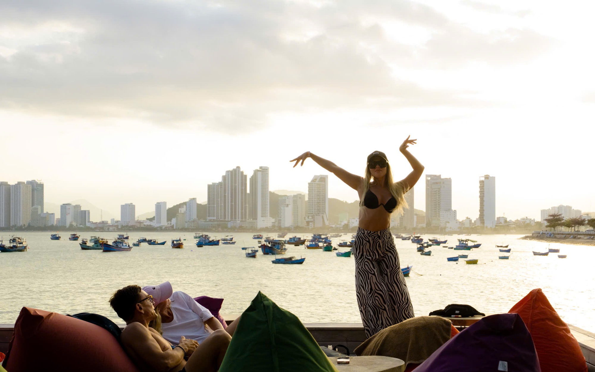 Chương Trình 'Hoàng Hôn Tỉ Đô' Thu Hút Đông Đảo Du Khách Tại Nha Trang