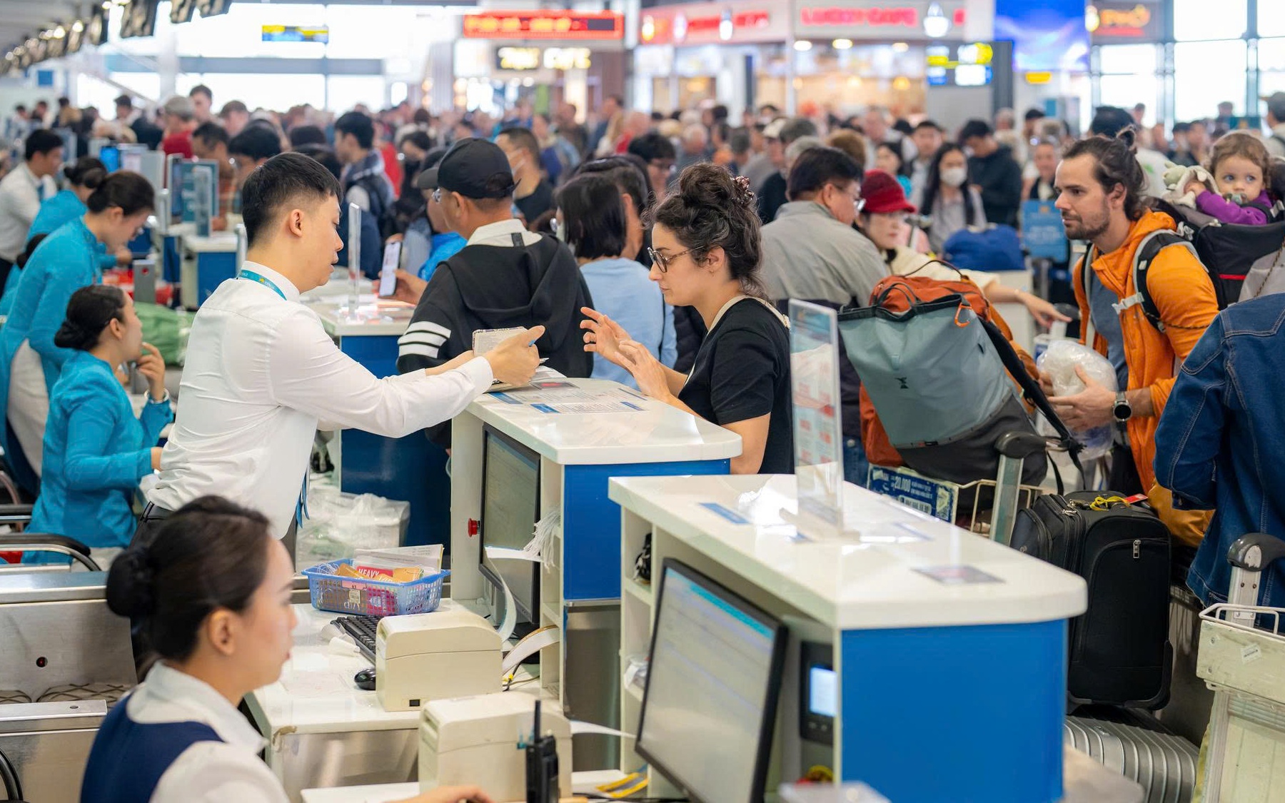 Sân bay Nội Bài đón đỉnh điểm 124.546 khách ngày mùng 6 Tết Bính Ngọ 2026