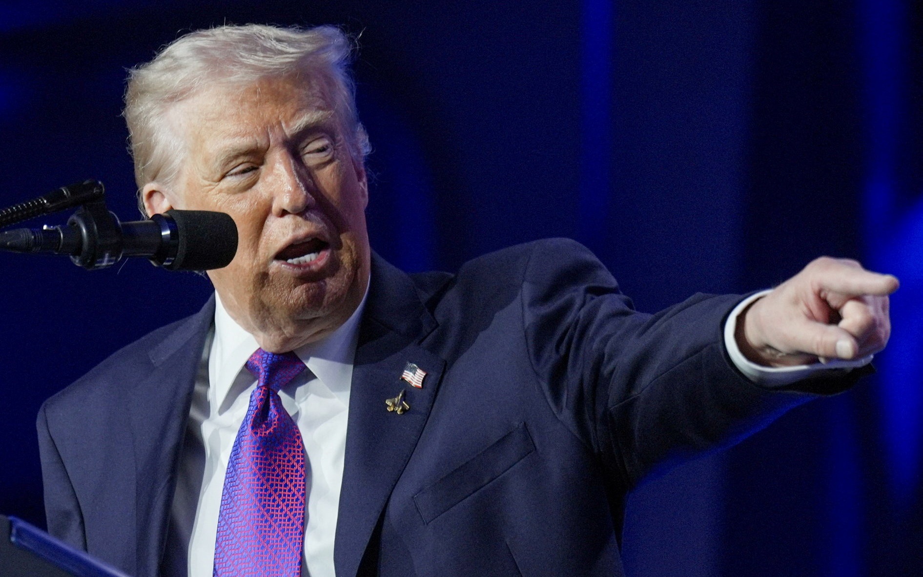 Tổng thống Trump chỉ trích Tòa án Tối cao, tuyên bố sử dụng công cụ thuế khác