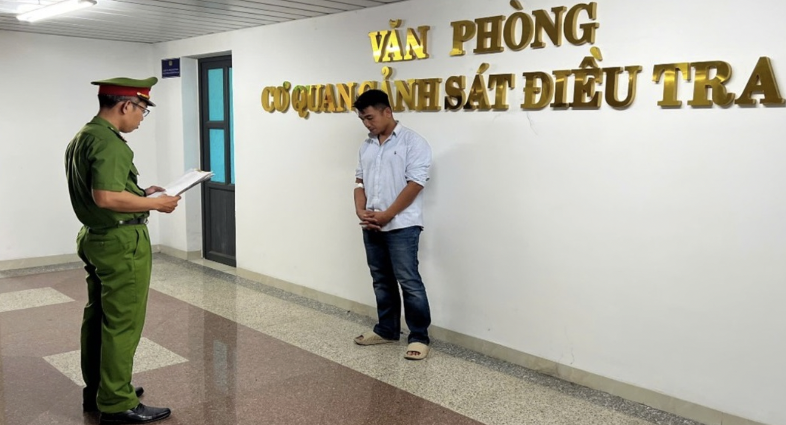 Khởi tố tài xế lái xe bán tải kéo lê xe máy ở Phan Thiết khiến một người tử vong - Ảnh 1.