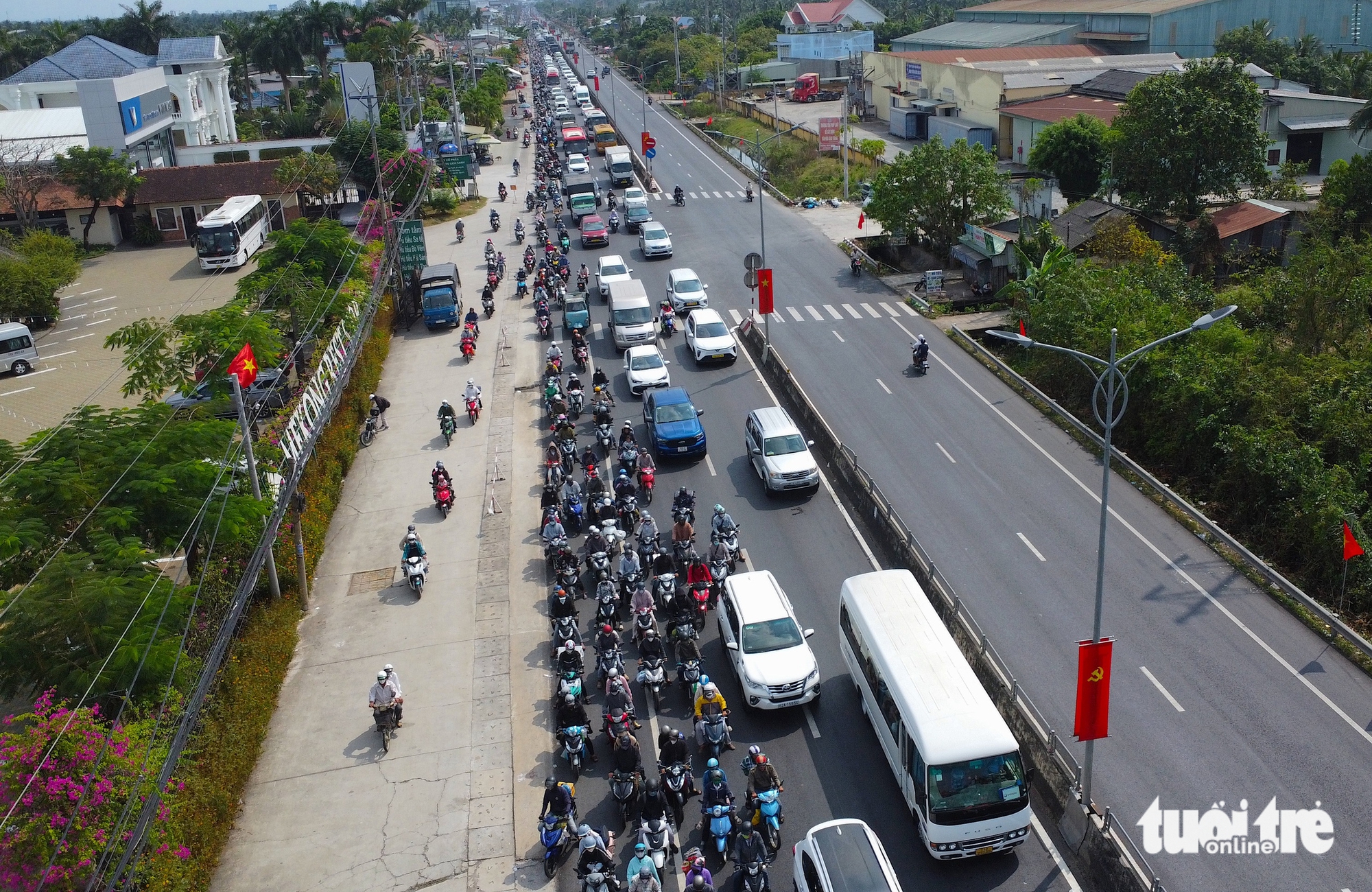 Millions return to Ho Chi Minh City after Tet holiday, sparking heavy traffic jams - Ảnh 2.