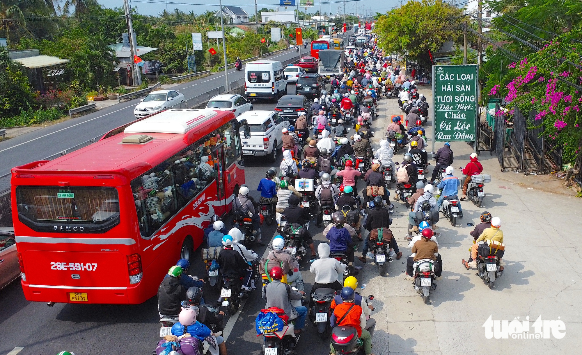 Millions return to Ho Chi Minh City after Tet holiday, sparking heavy traffic jams - Ảnh 3.