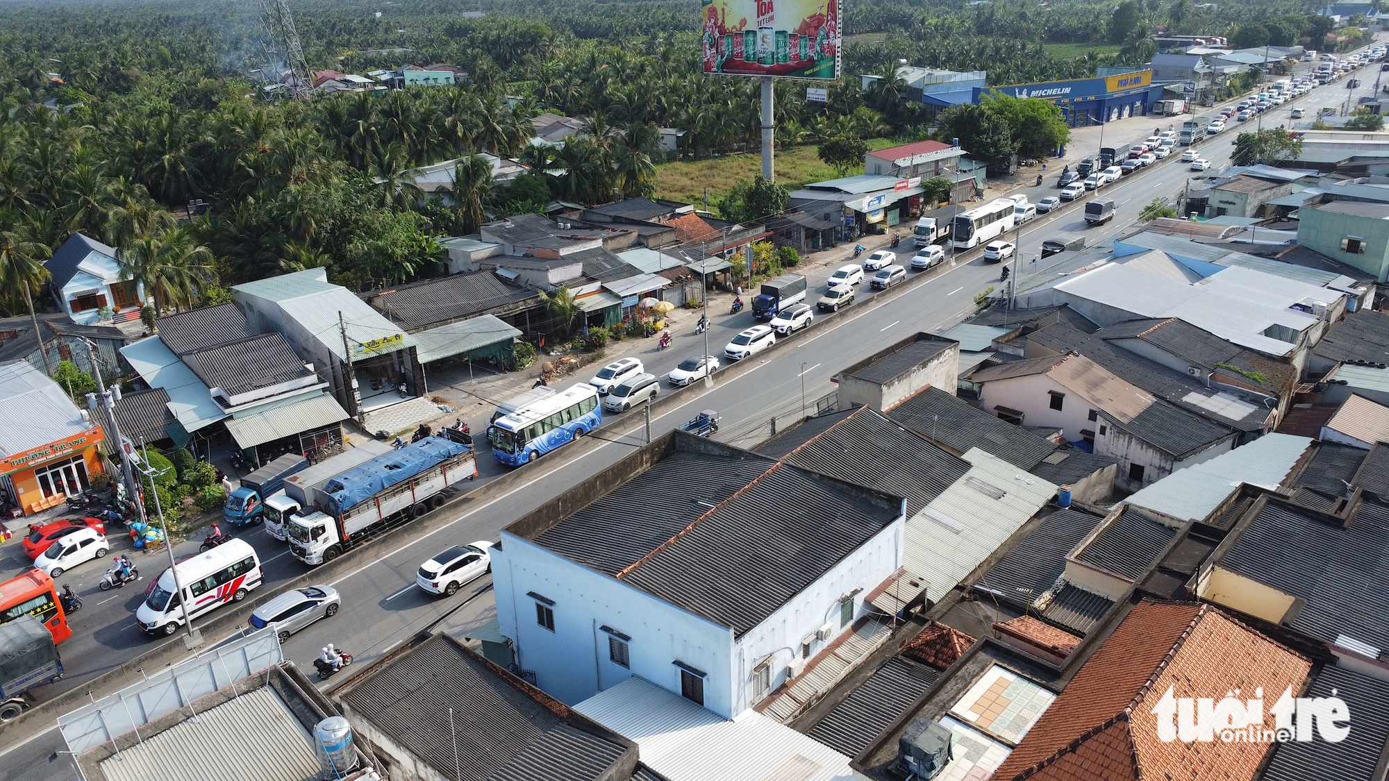 Millions return to Ho Chi Minh City after Tet holiday, sparking heavy traffic jams - Ảnh 4.