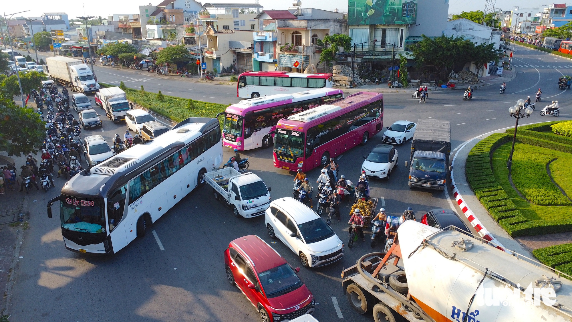 Millions return to Ho Chi Minh City after Tet holiday, sparking heavy traffic jams - Ảnh 6.