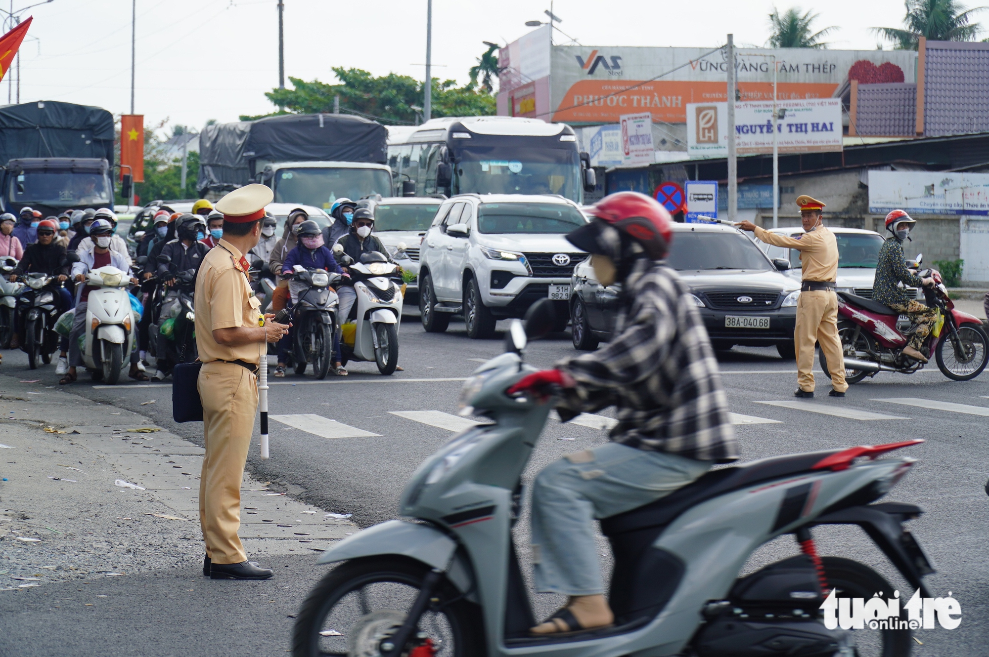 Millions return to Ho Chi Minh City after Tet holiday, sparking heavy traffic jams - Ảnh 7.
