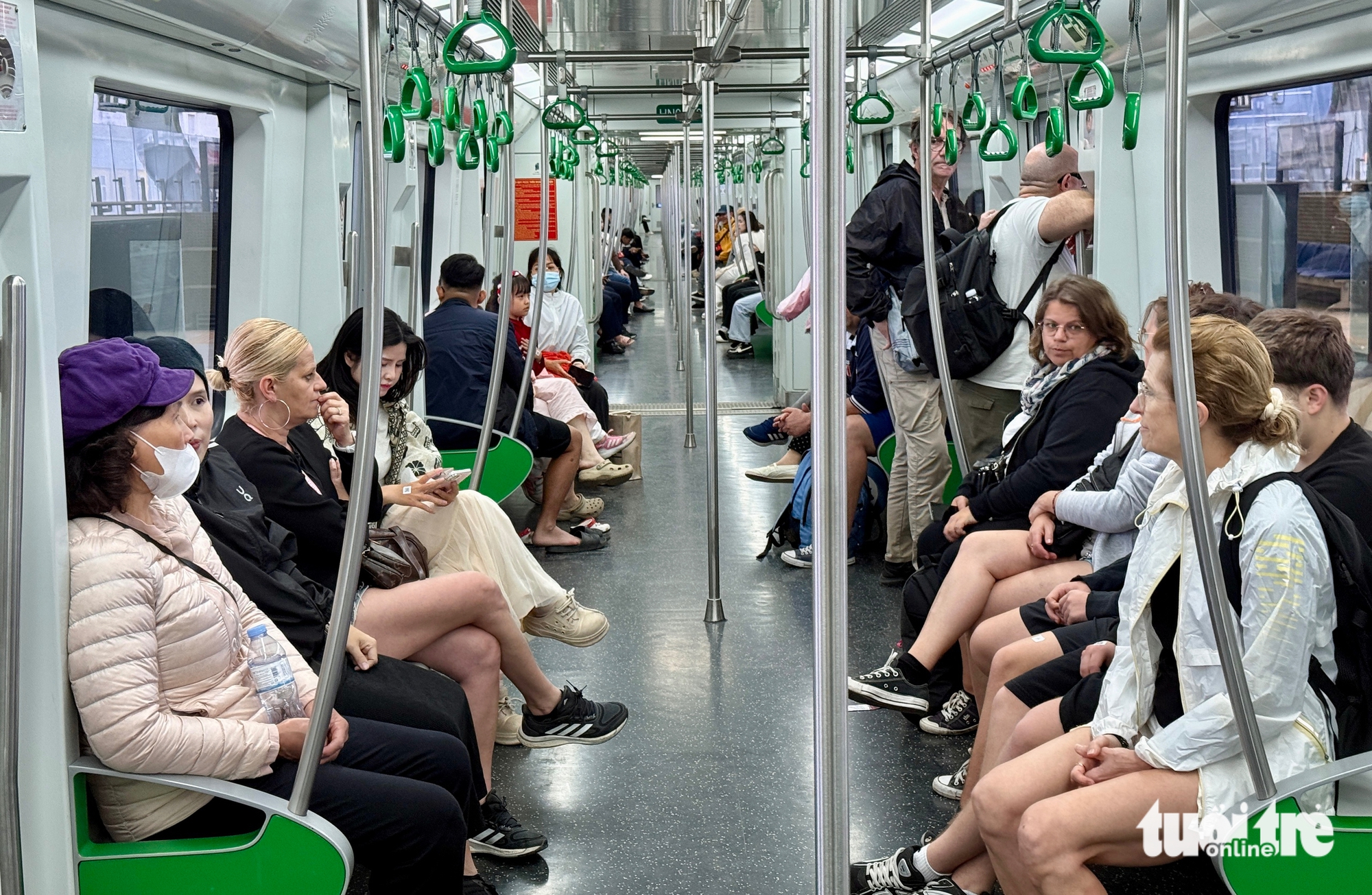 Hơn 243.000 lượt khách đi tàu điện ở Hà Nội trong 9 ngày Tết - Ảnh 1.