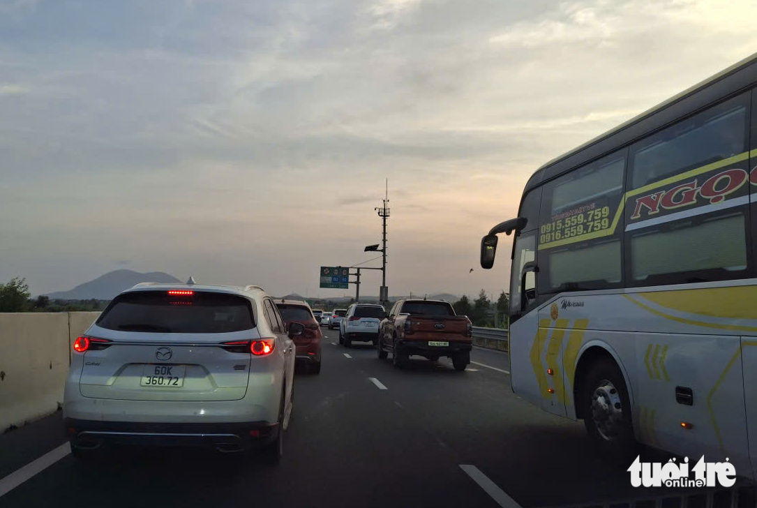 Tai nạn liên hoàn 5 xe trên cao tốc Phan Thiết - Dầu Giây đêm mùng 7 Tết, ùn ứ nhiều cây số - Ảnh 3.