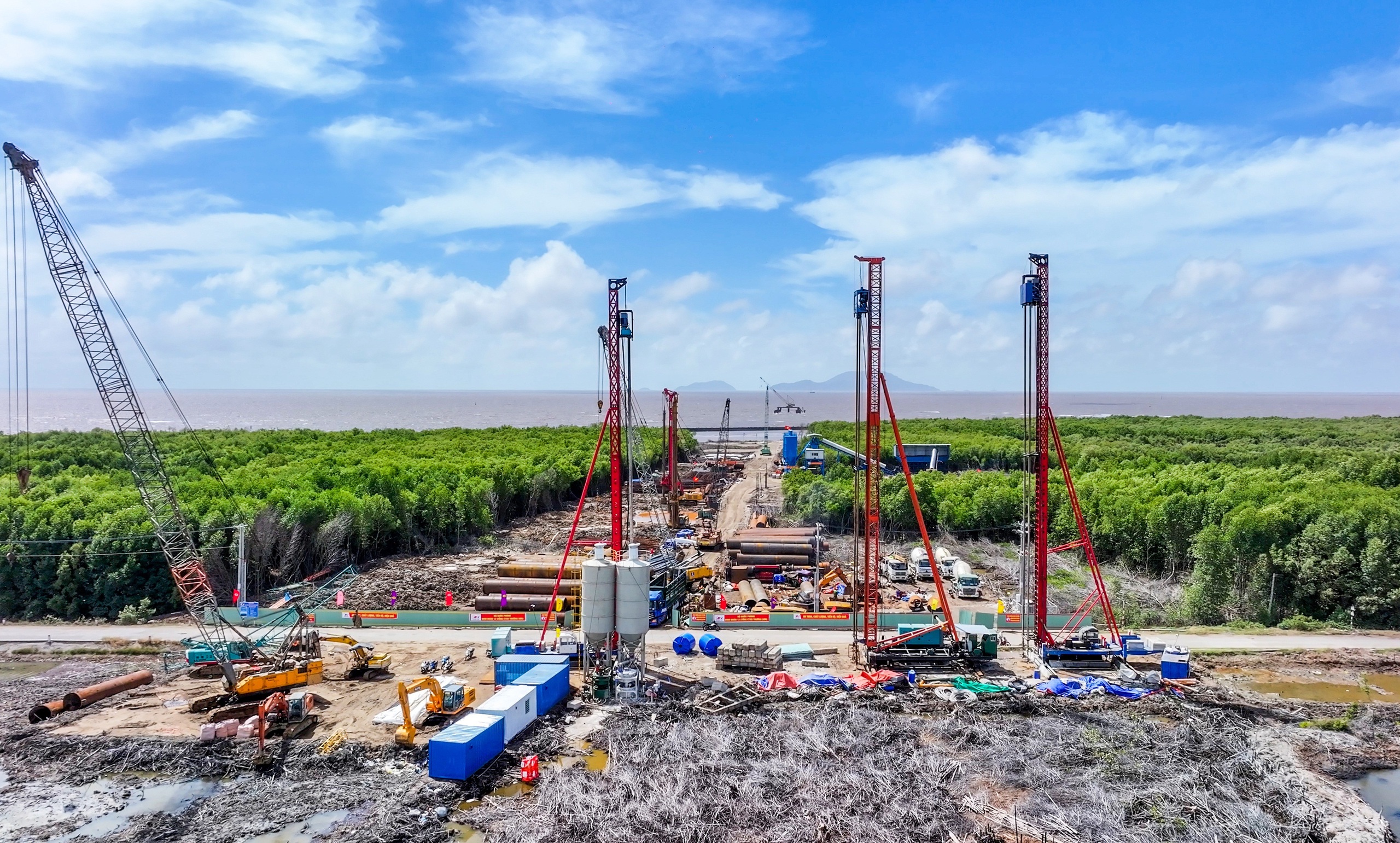 'Xông đất' những công trình ra đảo Hòn Khoai - Ảnh 3.