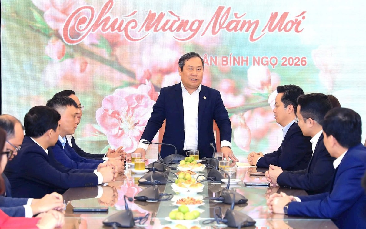 Chủ tịch Hà Nội Vũ Đại Thắng thăm hỏi người dân làm thủ tục hành chính đầu năm mới