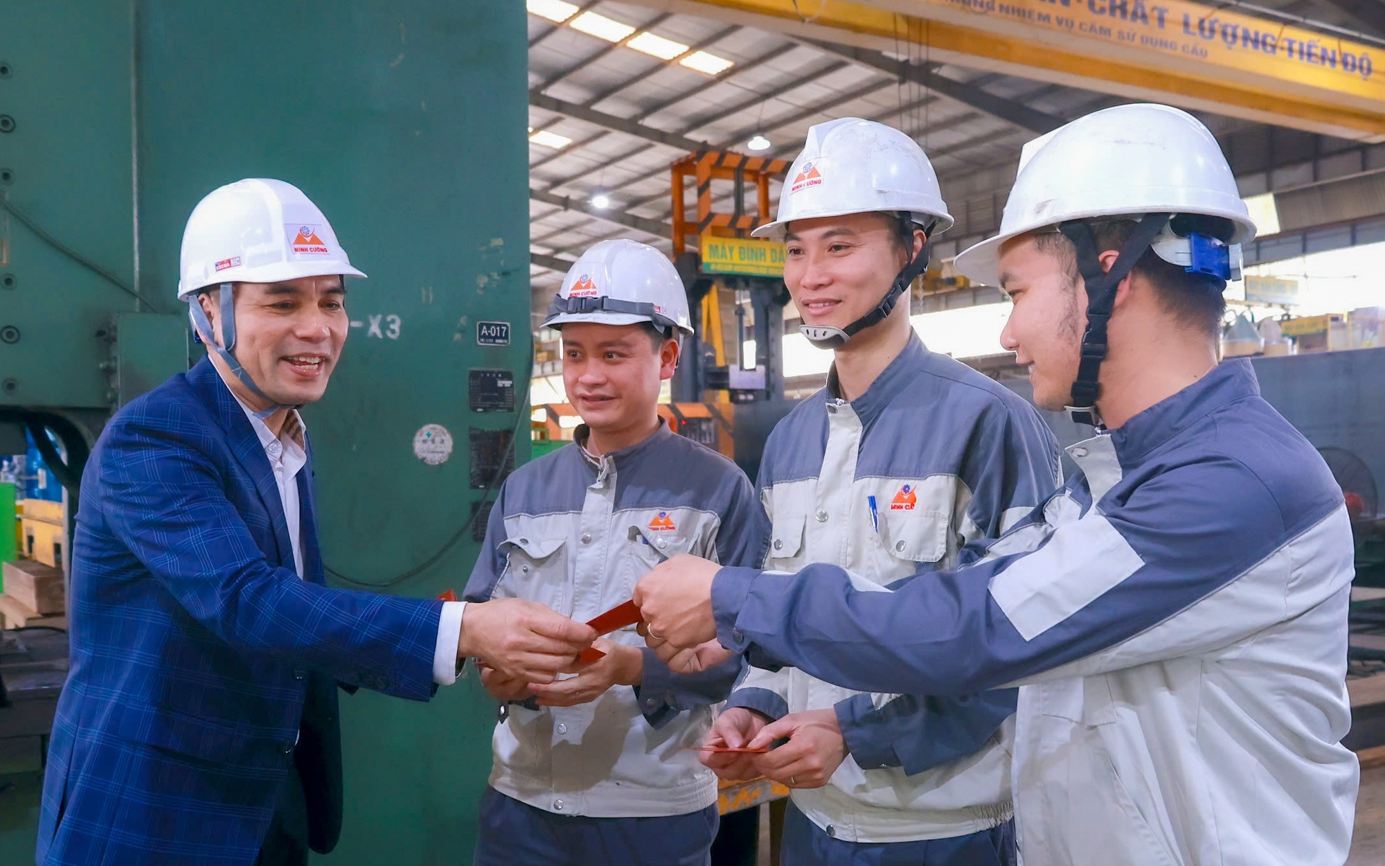 Công nhân Hà Nội phấn khởi trở lại làm việc sau Tết với lì xì và thưởng cao