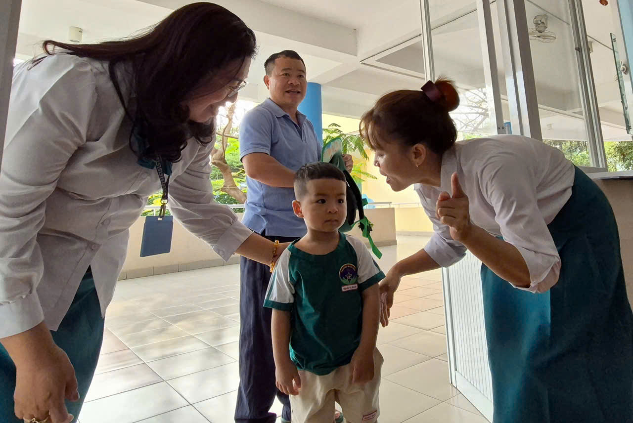 Gần 2,6 triệu học sinh TP.HCM rộn ràng trở lại trường sau Tết - Ảnh 1.