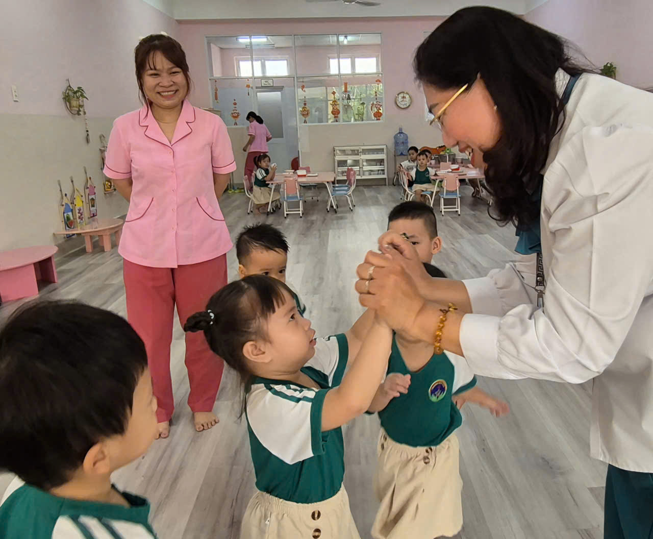 Gần 2,6 triệu học sinh TP.HCM rộn ràng trở lại trường sau Tết - Ảnh 4.